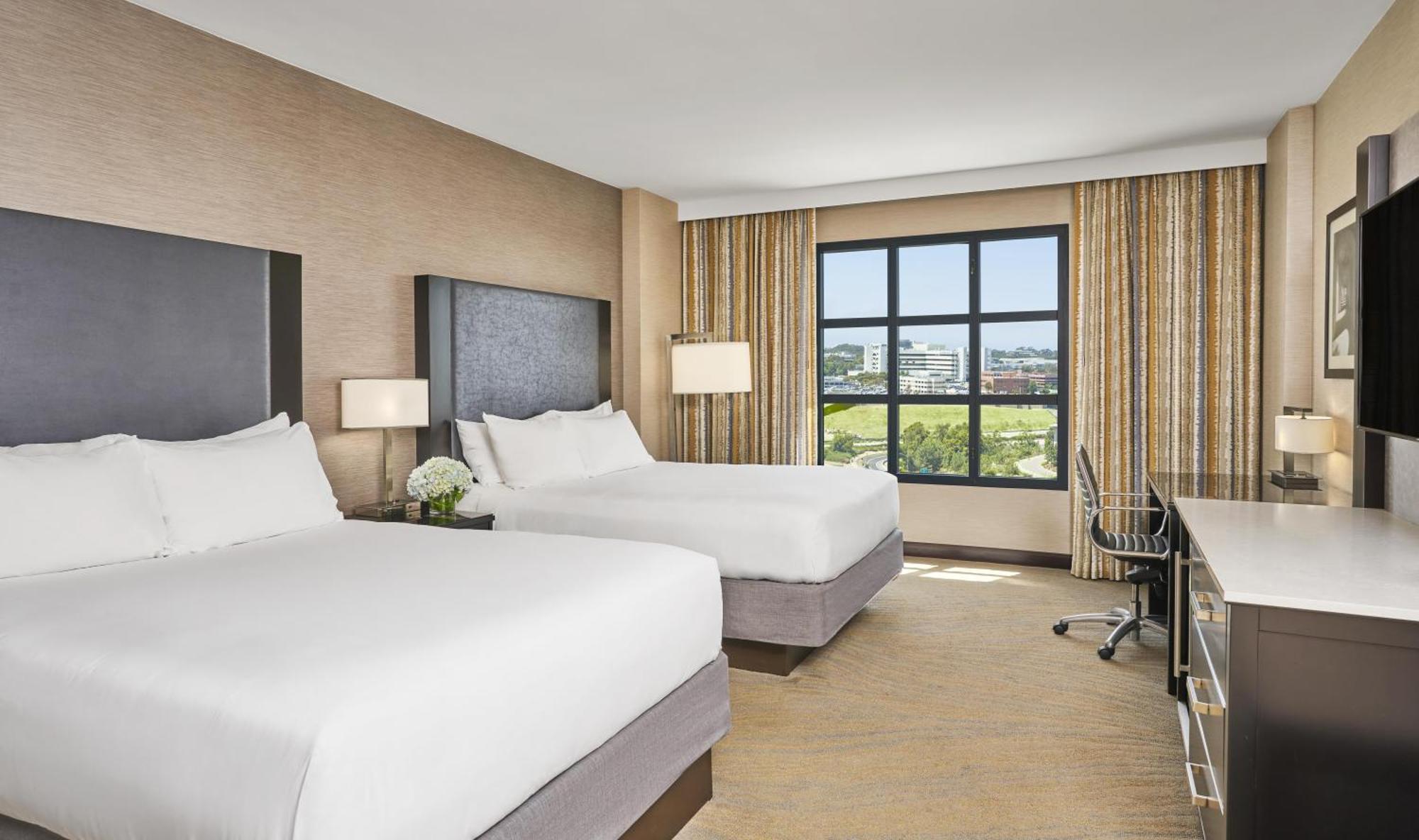 Corner Queen Room Two Queen Beds