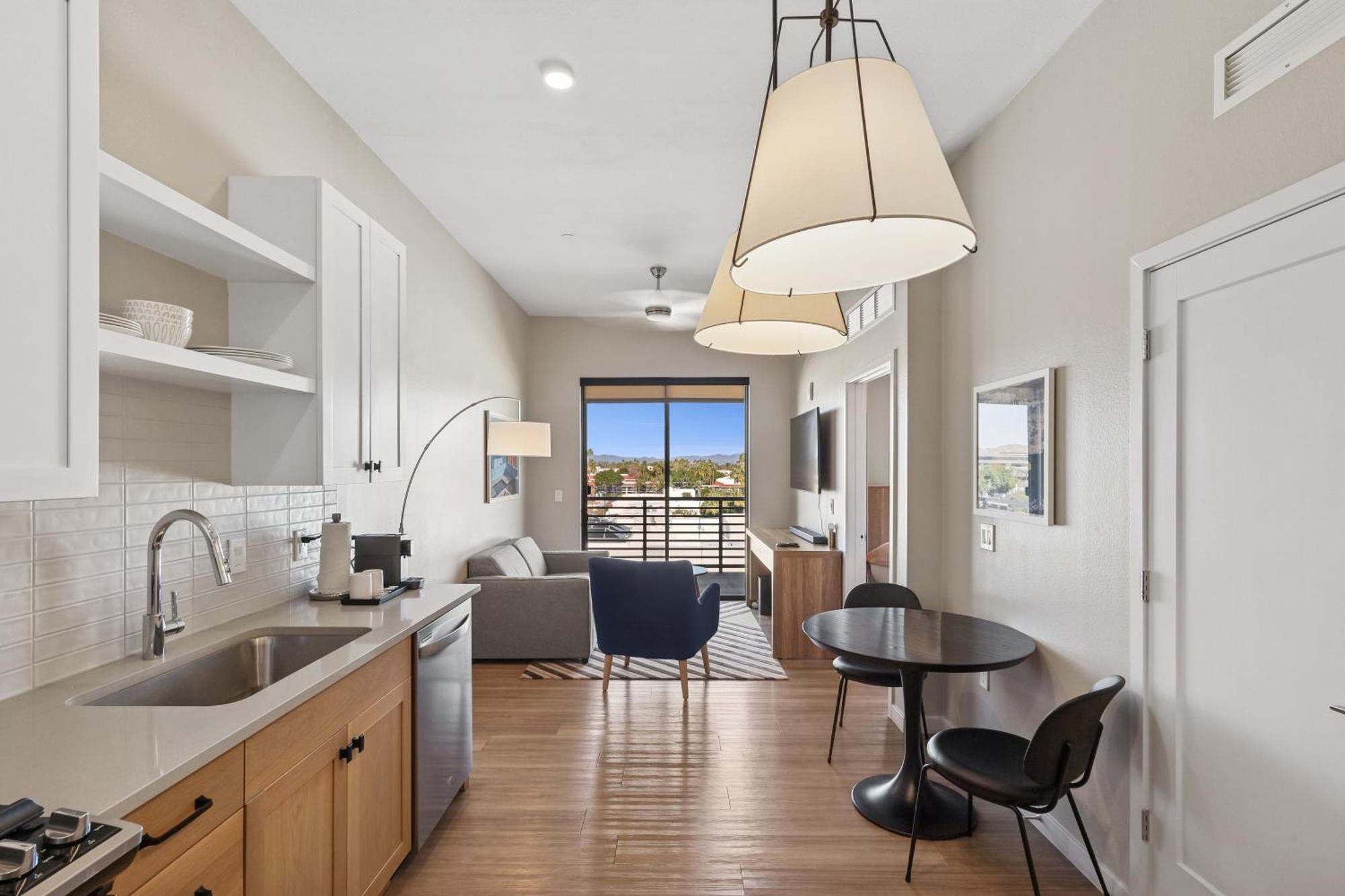 Designer Furnished 1 Bedroom Apt Old Town