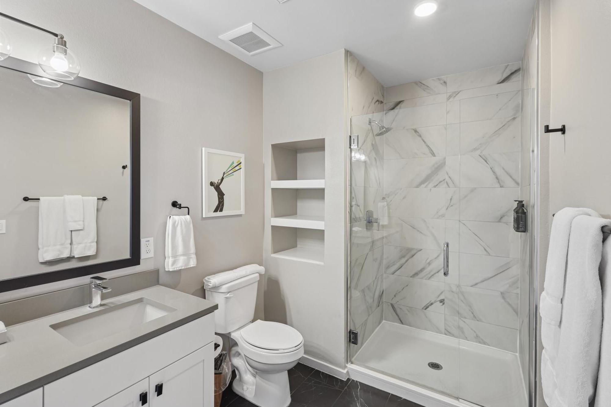 Designer Furnished 2 Bedroom Apt Old Town