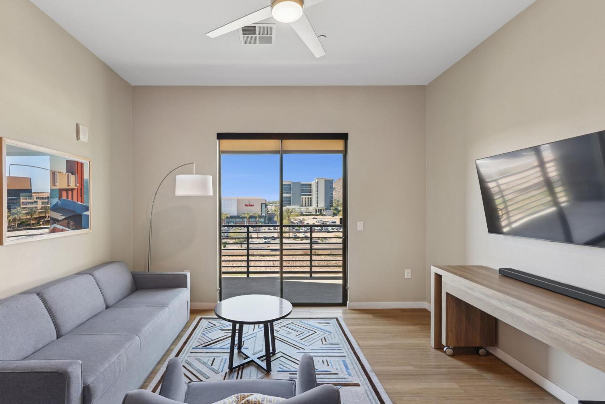 Designer Furnished 2 Bedroom Apt Old Town