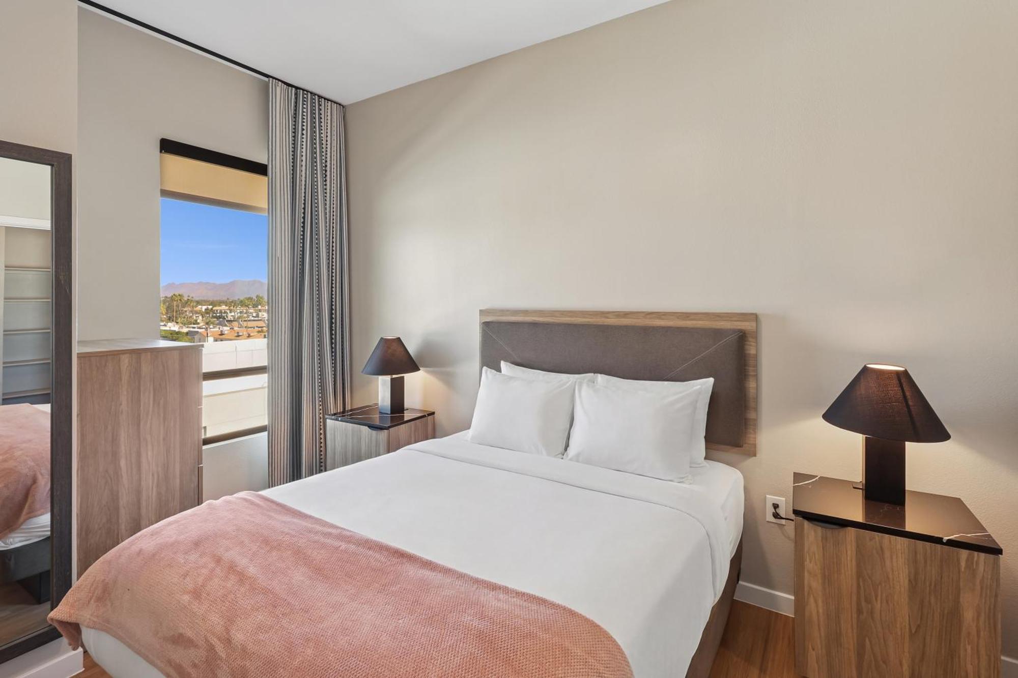 Designer Furnished 1 Bedroom Apt Old Town