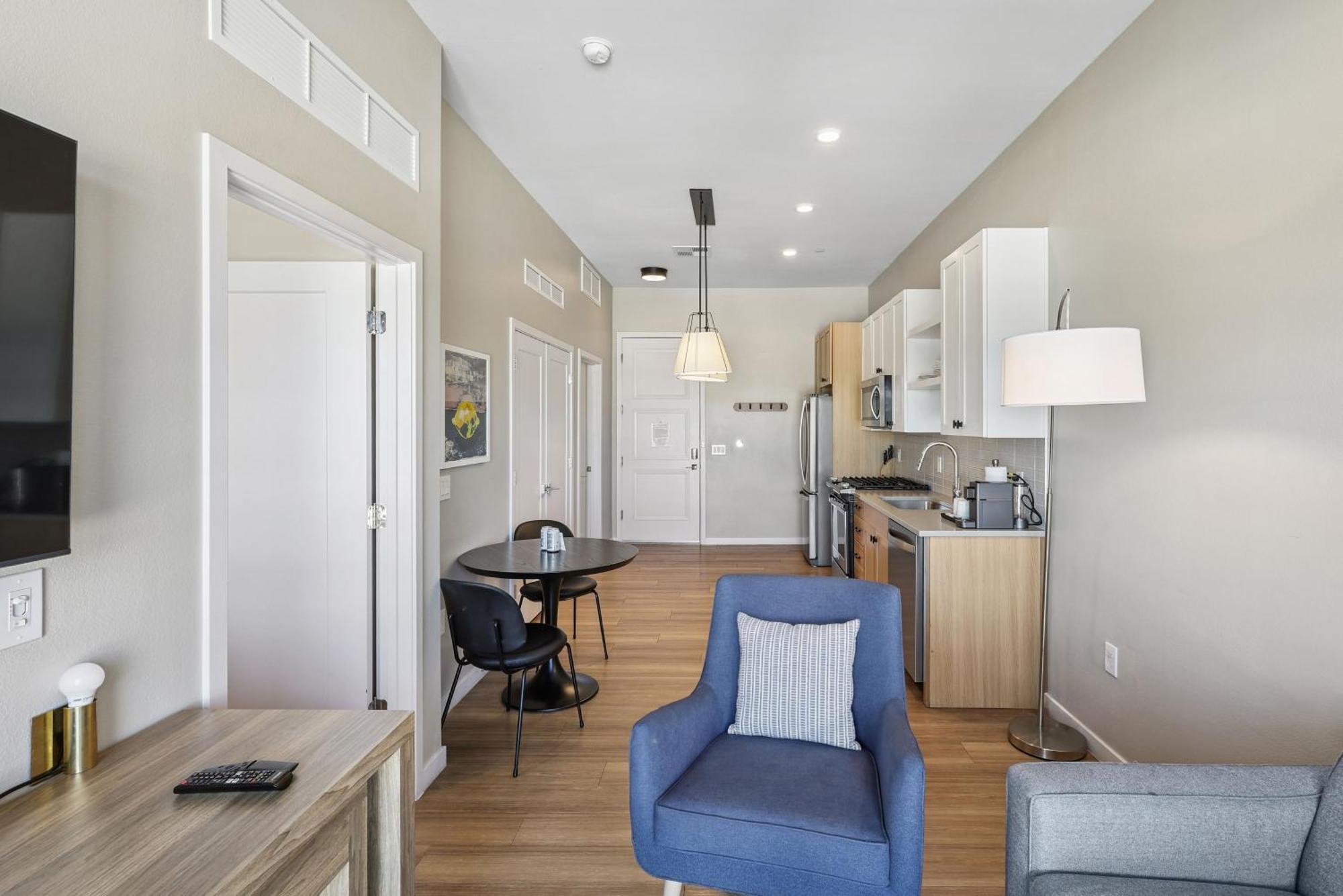 Designer Furnished 1 Bedroom Apt Old Town