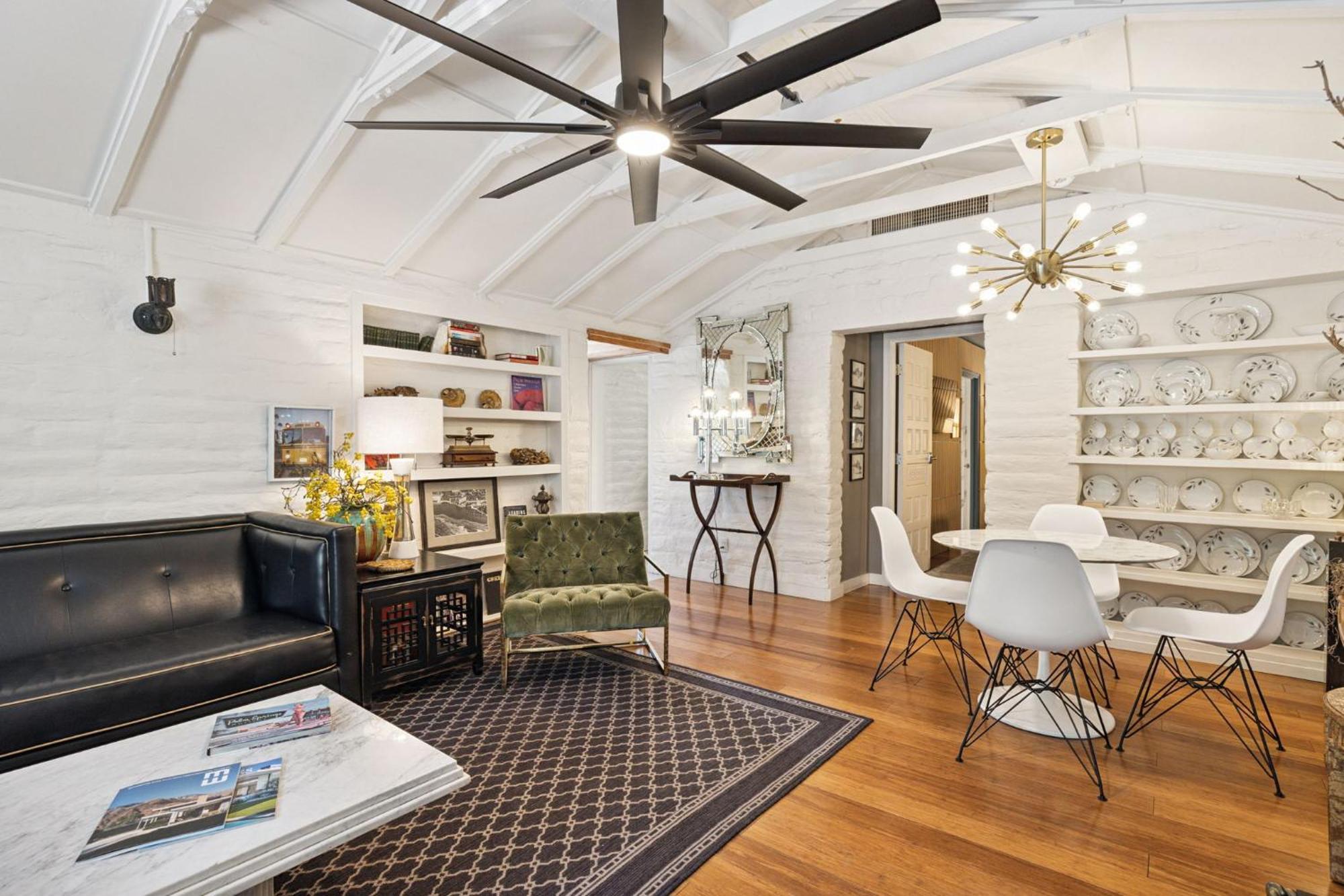 Deluxe One-Bedroom Apartment