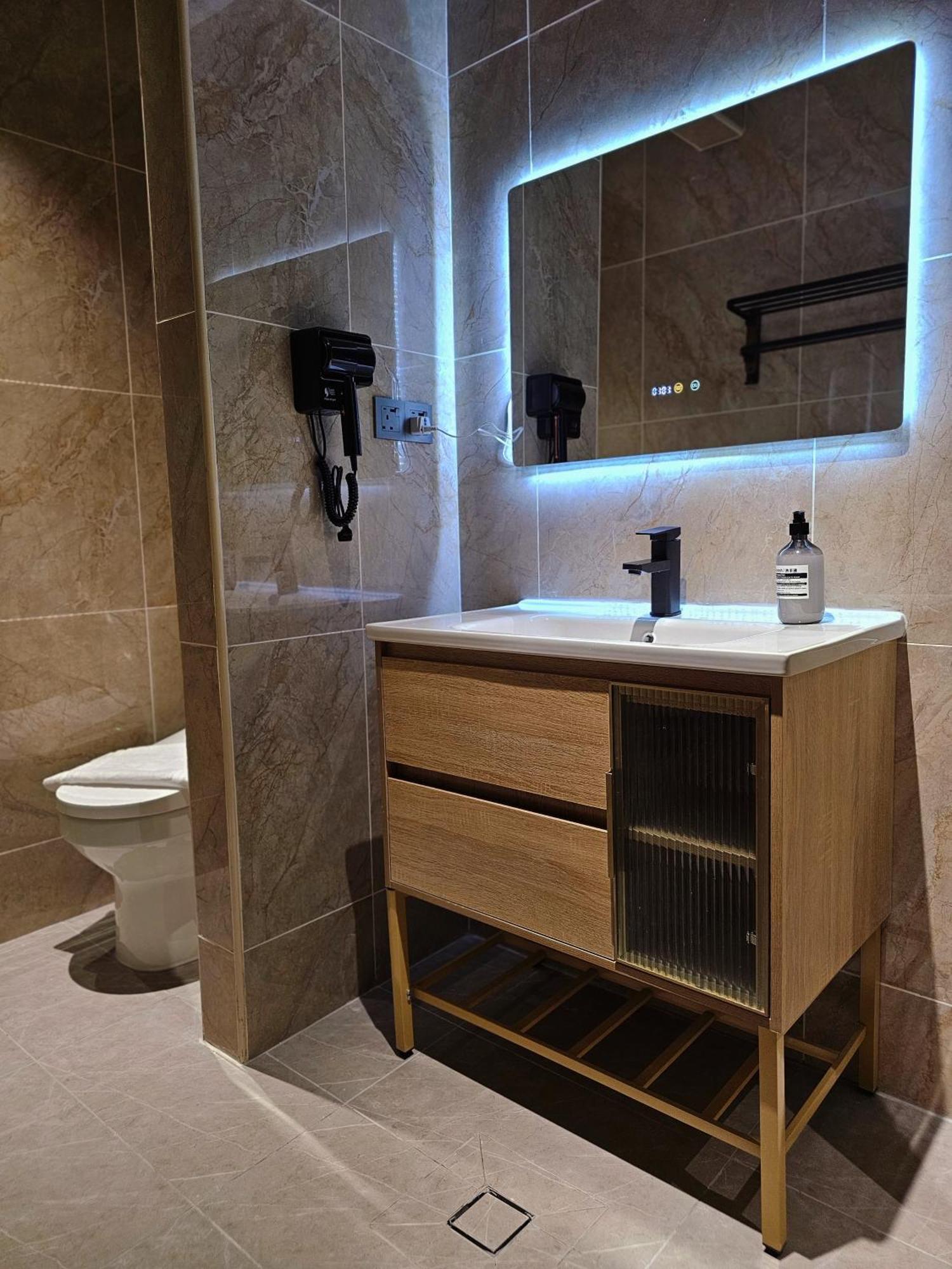 Deluxe King Suite