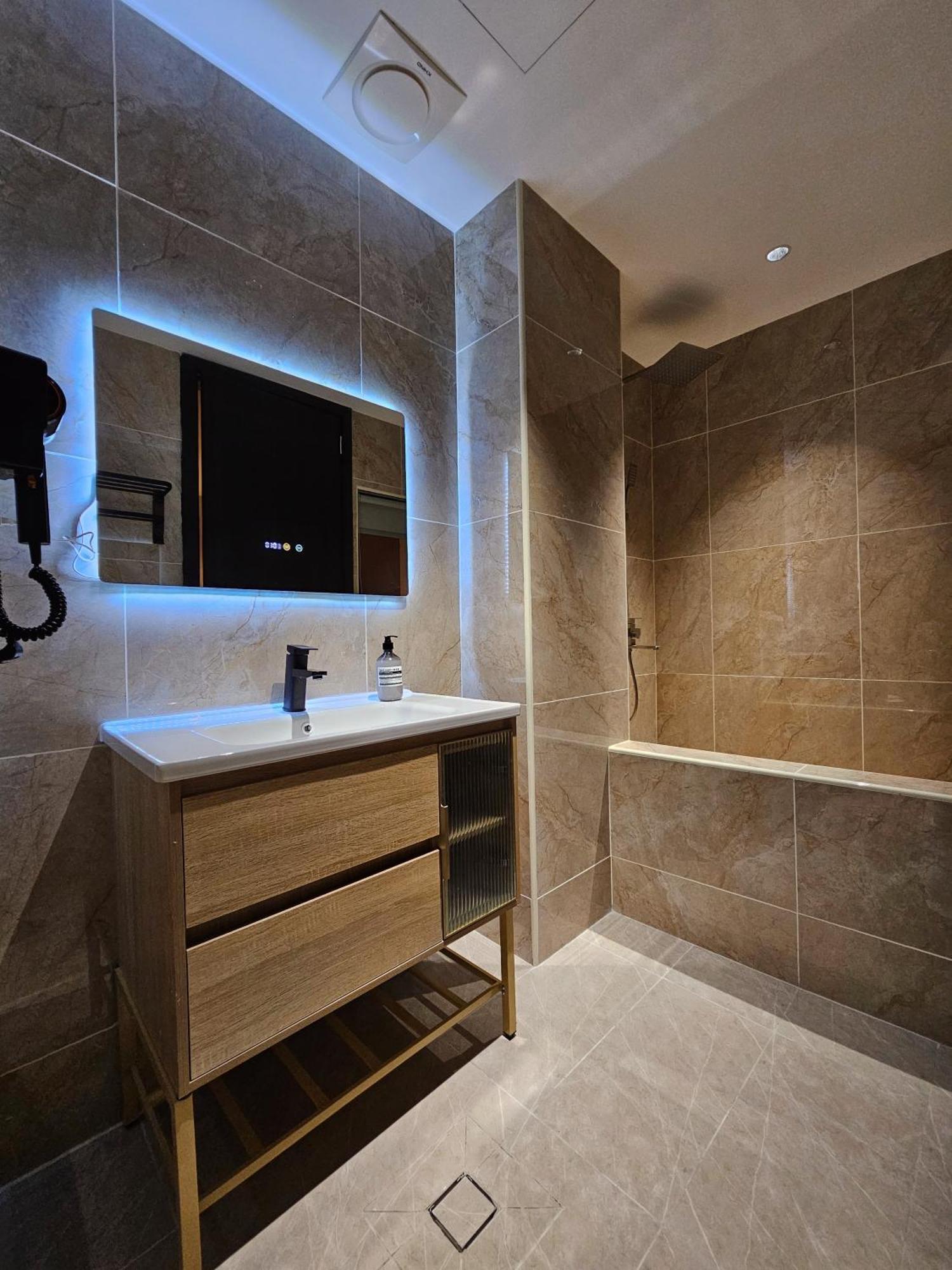 Deluxe King Suite