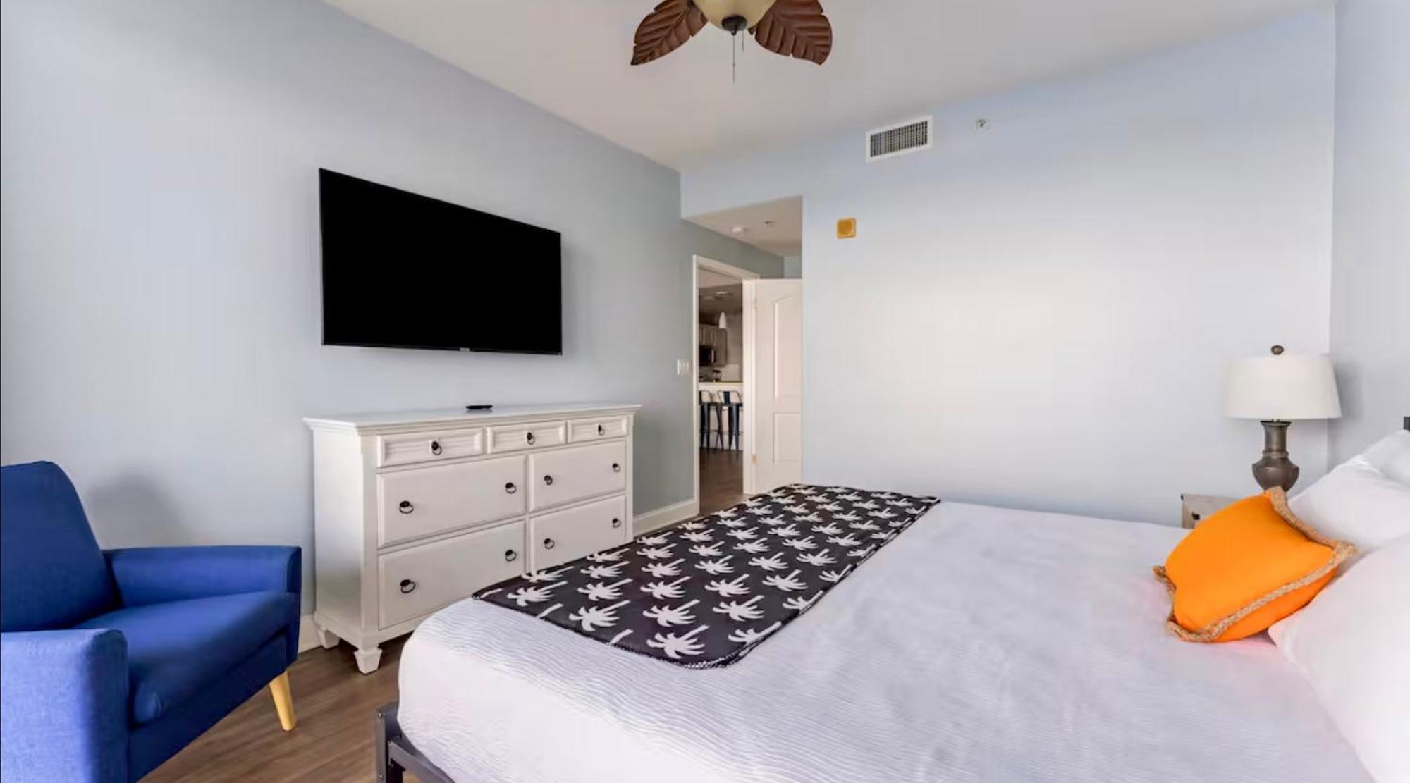 Three-Bedroom Apartment Lake View