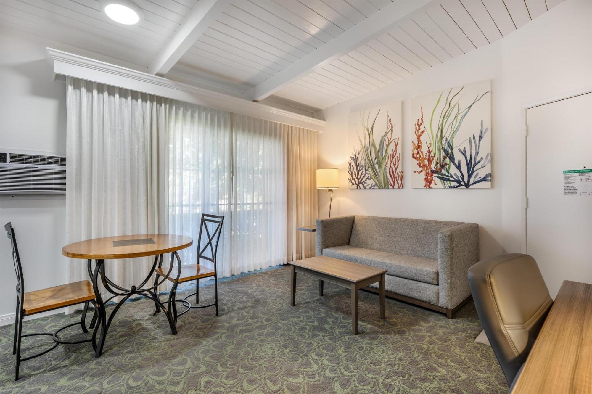 One-Bedroom King Suite Full Kitchen Poolside or Non-Smoking