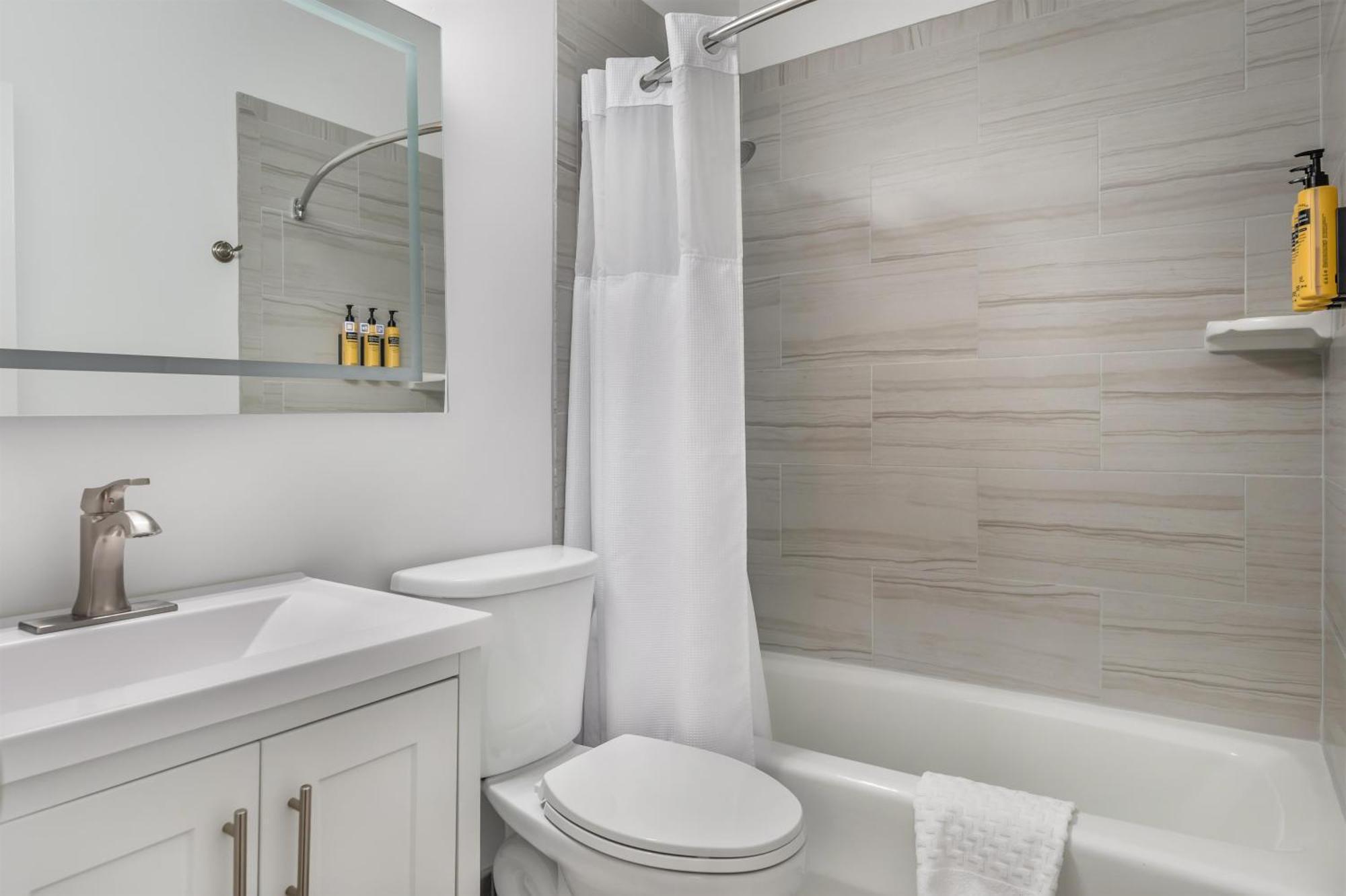 One-Bedroom King Suite Full Kitchen Poolside or Non-Smoking