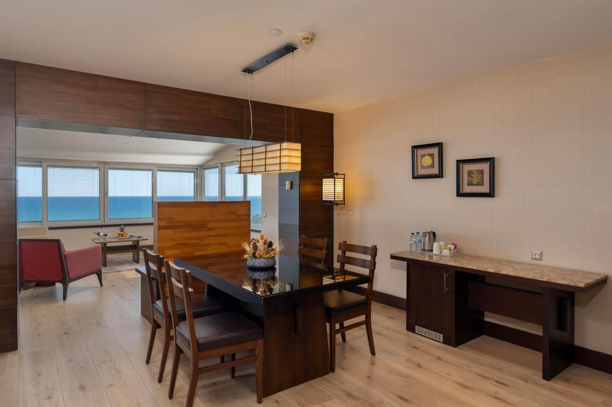 Apartament typu Grand Suite z wanną z hydromasażem i tarasem z widokiem na morze (3 osoby dorosłe + 1 dziecko)