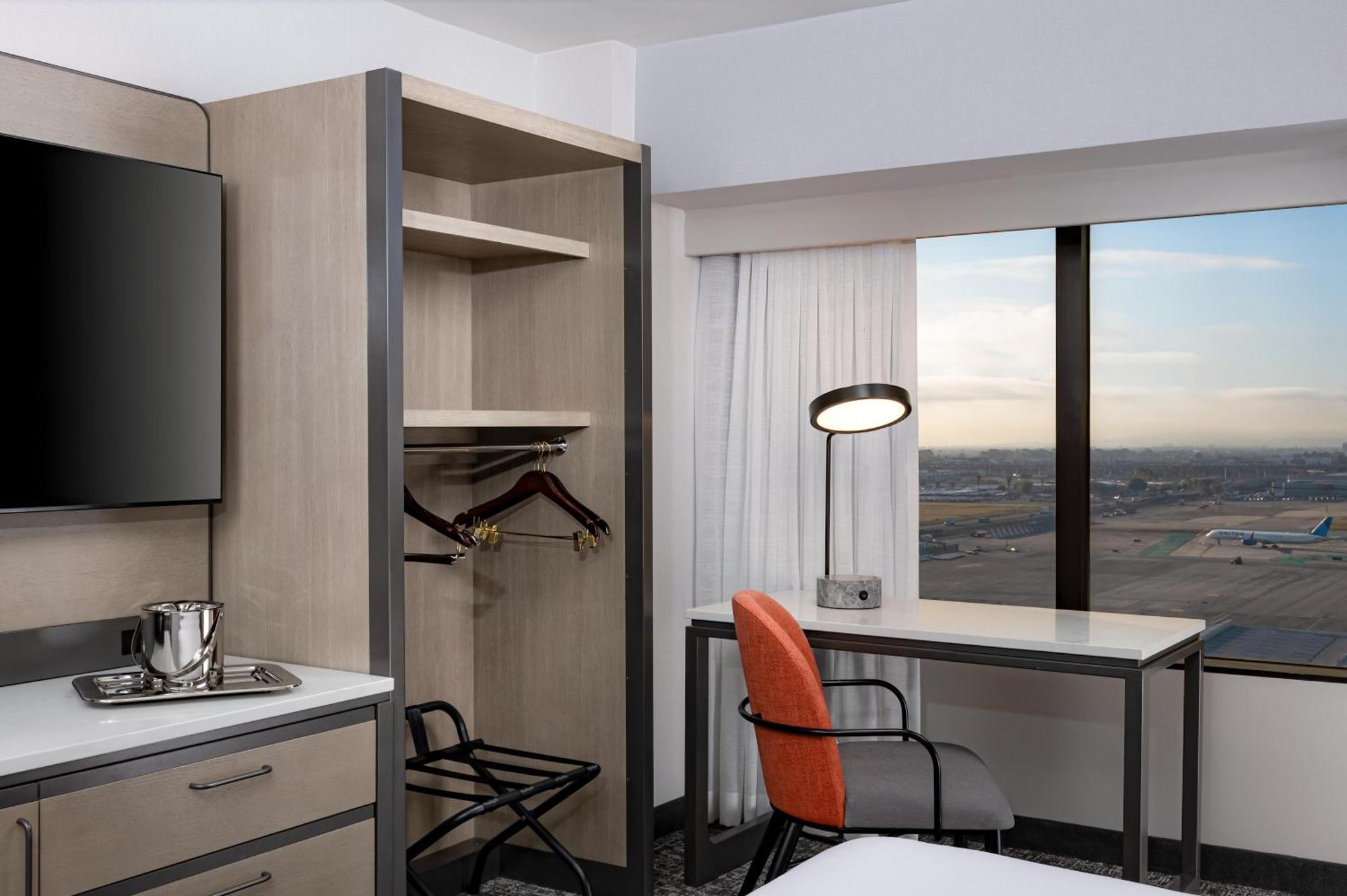 King Room Tub Mobility Hearing Access