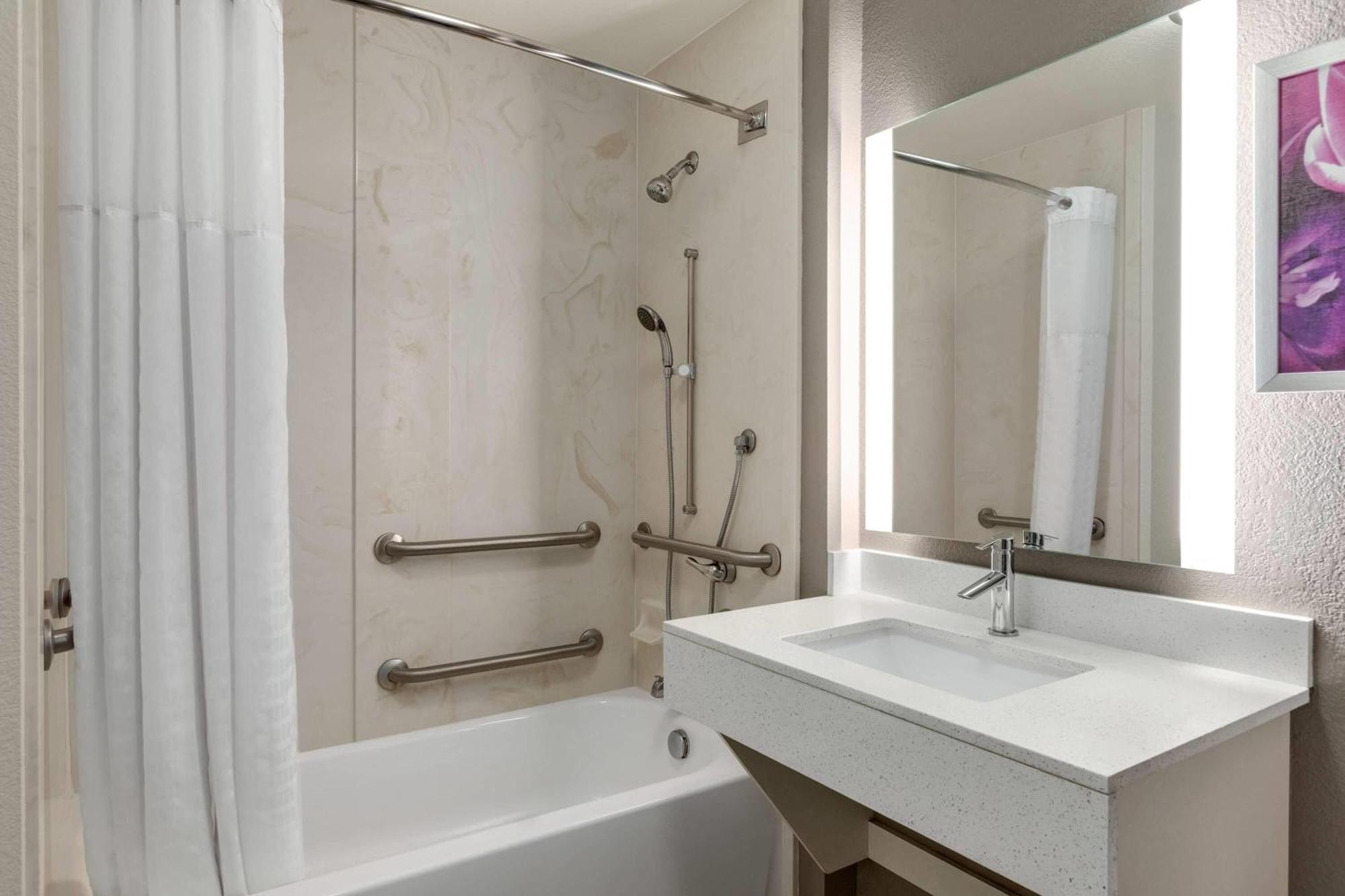 King Room Pool View Mobility or Hearing Access Tub Non-Smoking