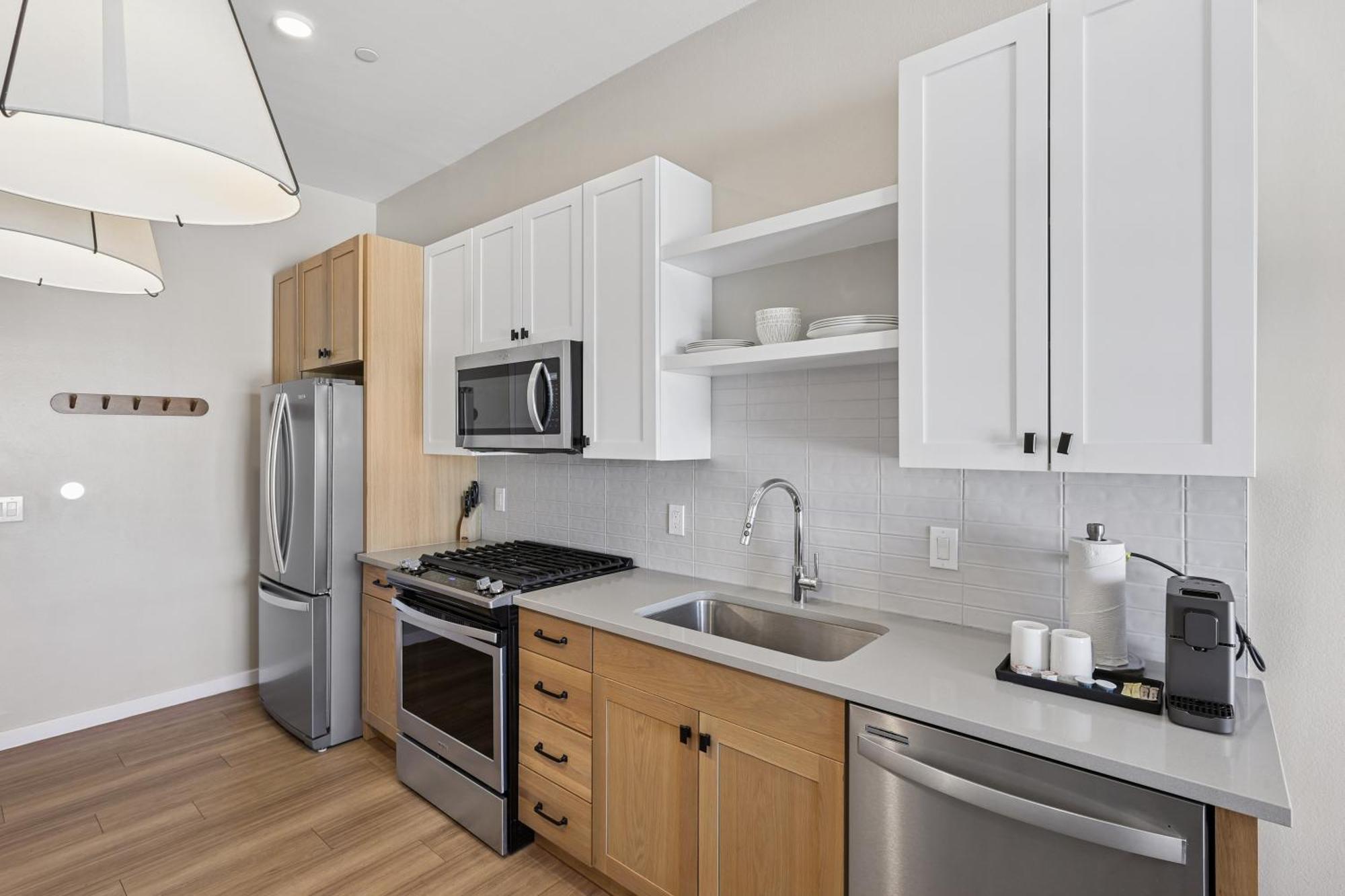 Designer Furnished 1 Bedroom Apt Old Town