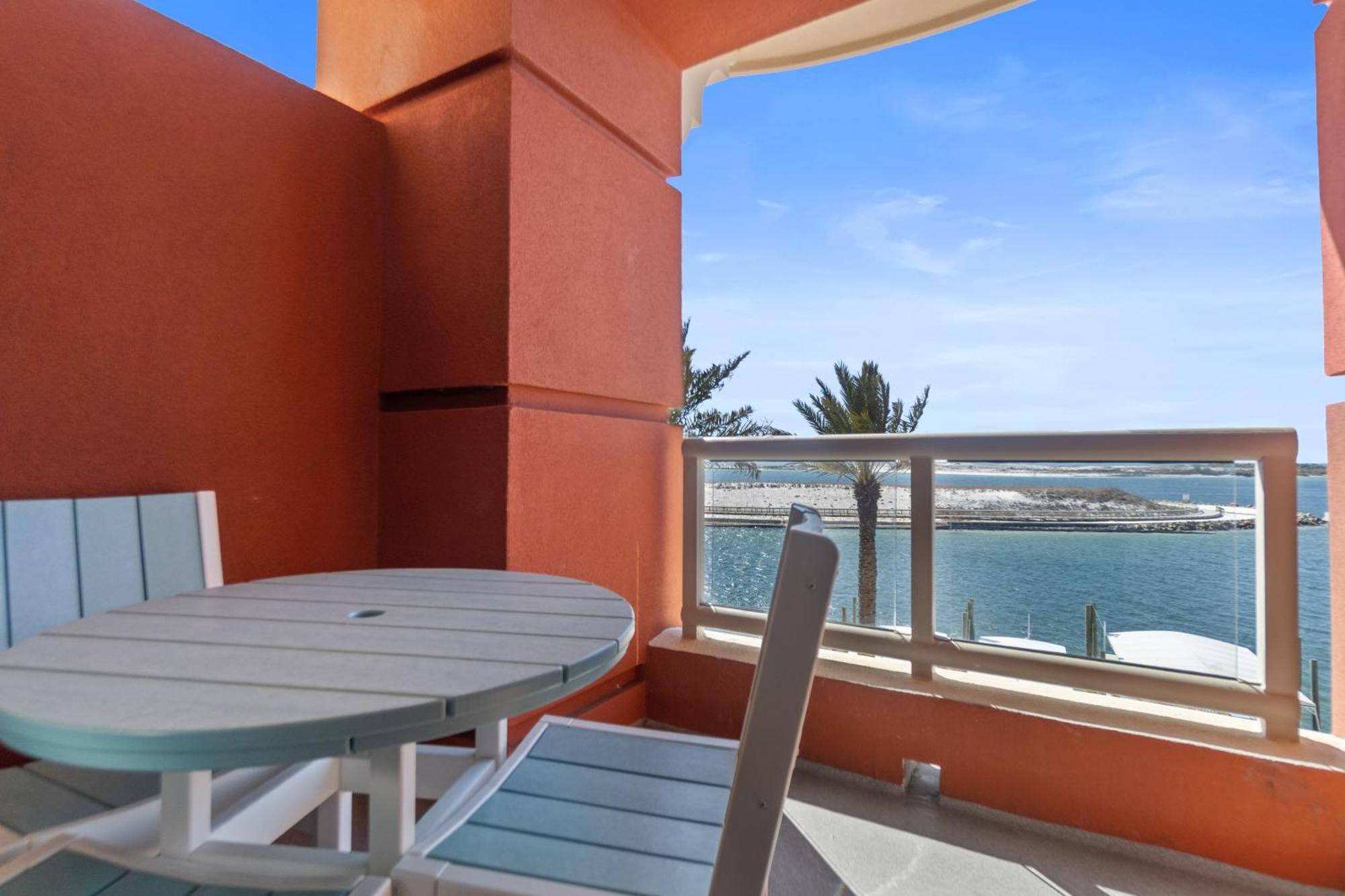 Water View 1 Queen & Premium Balcony
