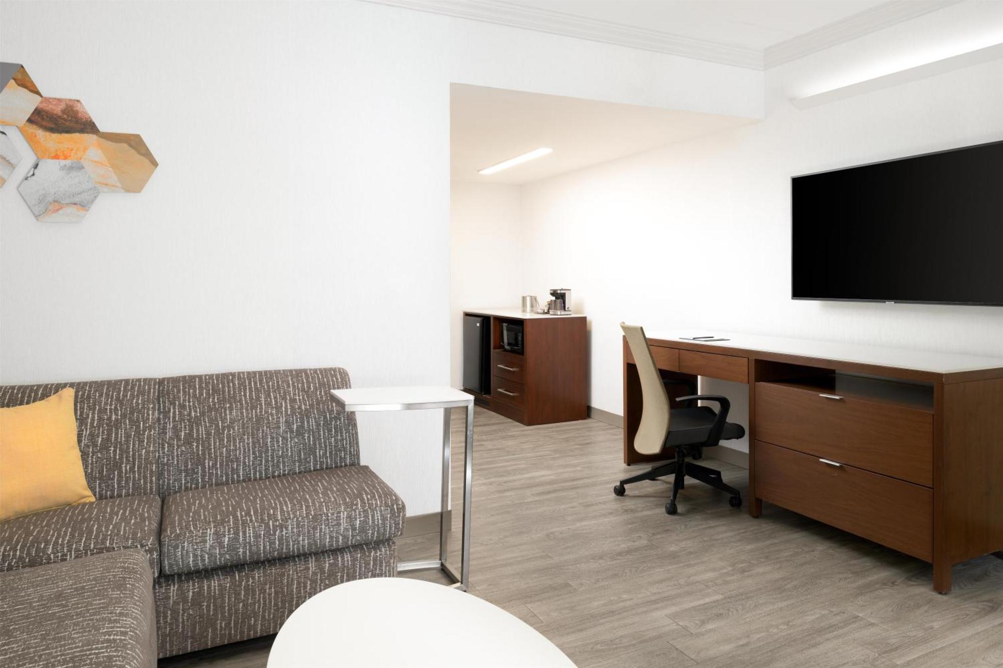 One-Bedroom Suite One Queen Bed Tub Mobility Accessible
