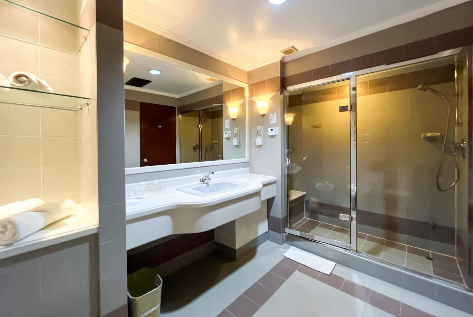 King Suite One Sofa Bed Steam Room Non-Smoking