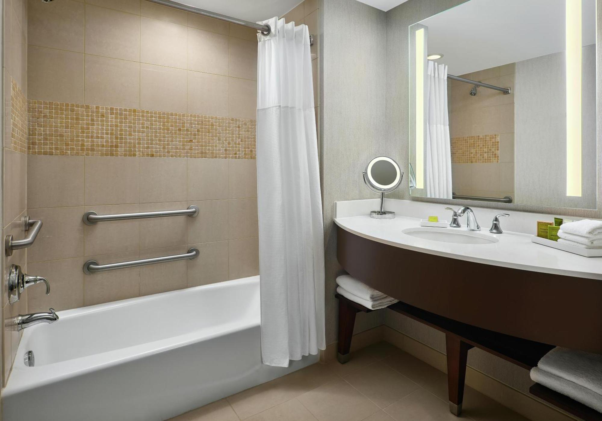 Queen Room Two Queen Beds Bath Tub Mobility Accessible
