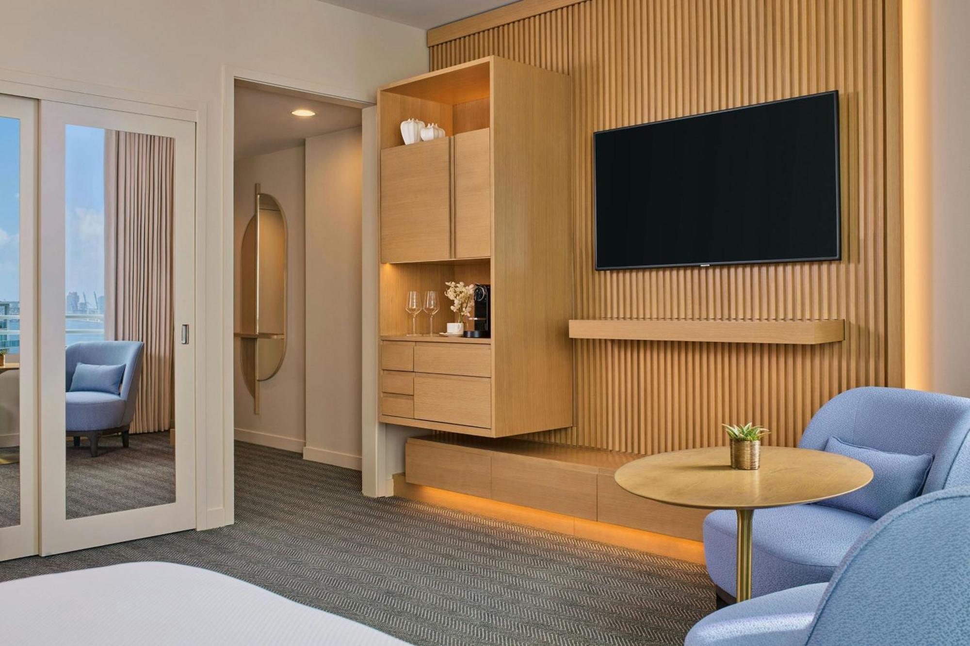 Deluxe King Room City View