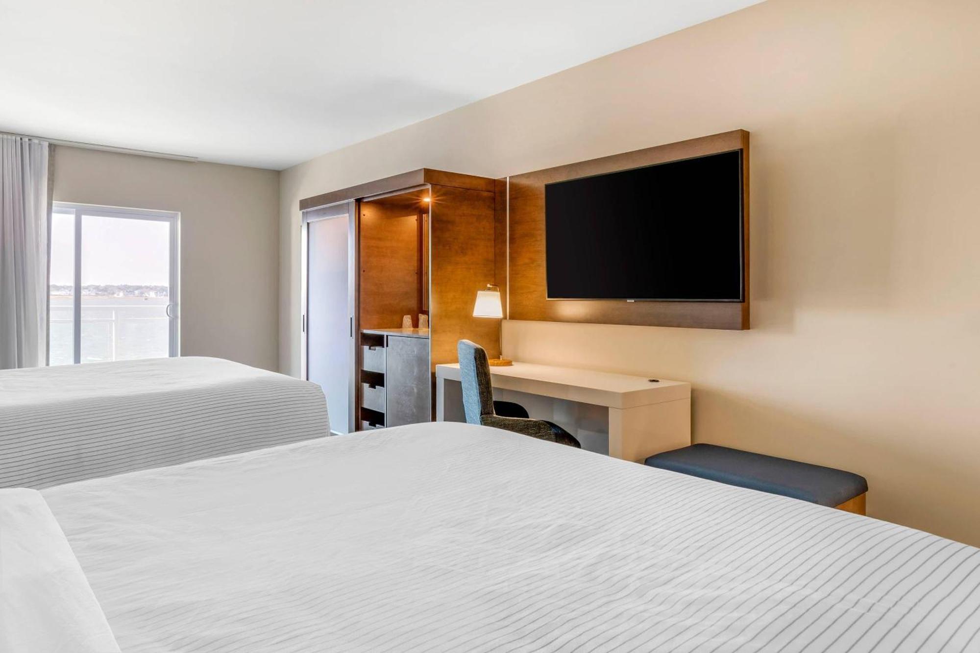 Queen Room Two Queen Beds Sofa Bed Upper Floor or Non-Smoking