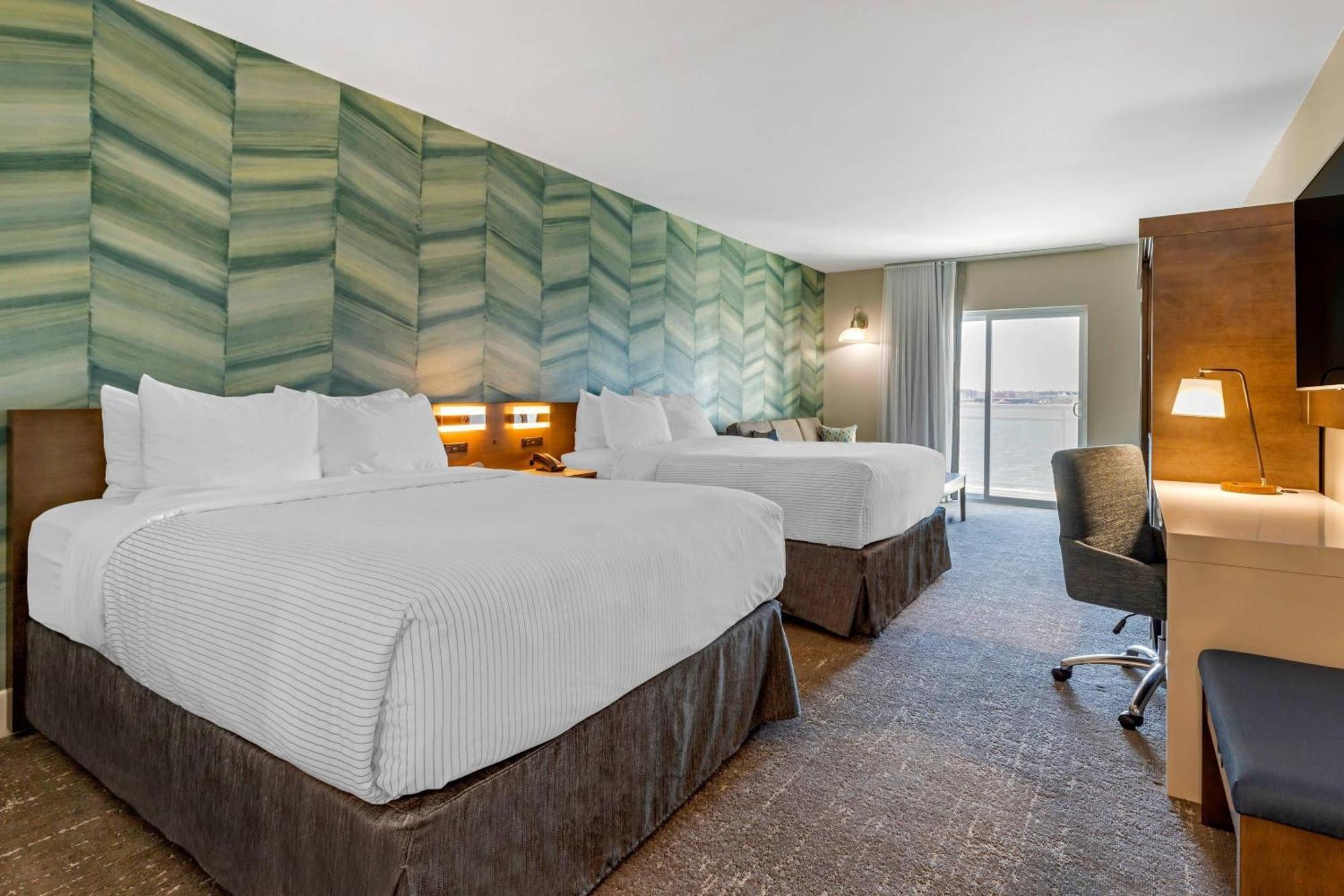 Queen Room Two Queen Beds Sofa Bed Upper Floor or Non-Smoking
