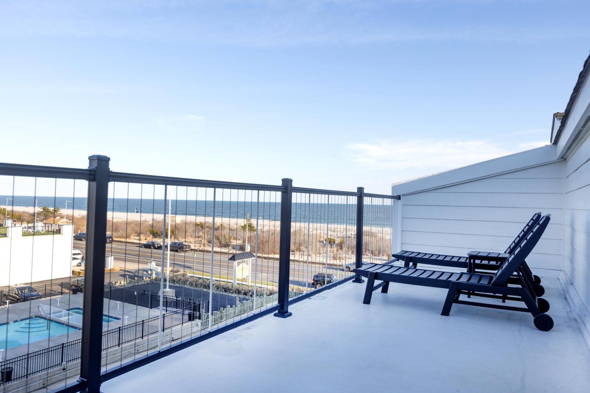 Bi-level Townhouse Suite Ocean & Pool Views