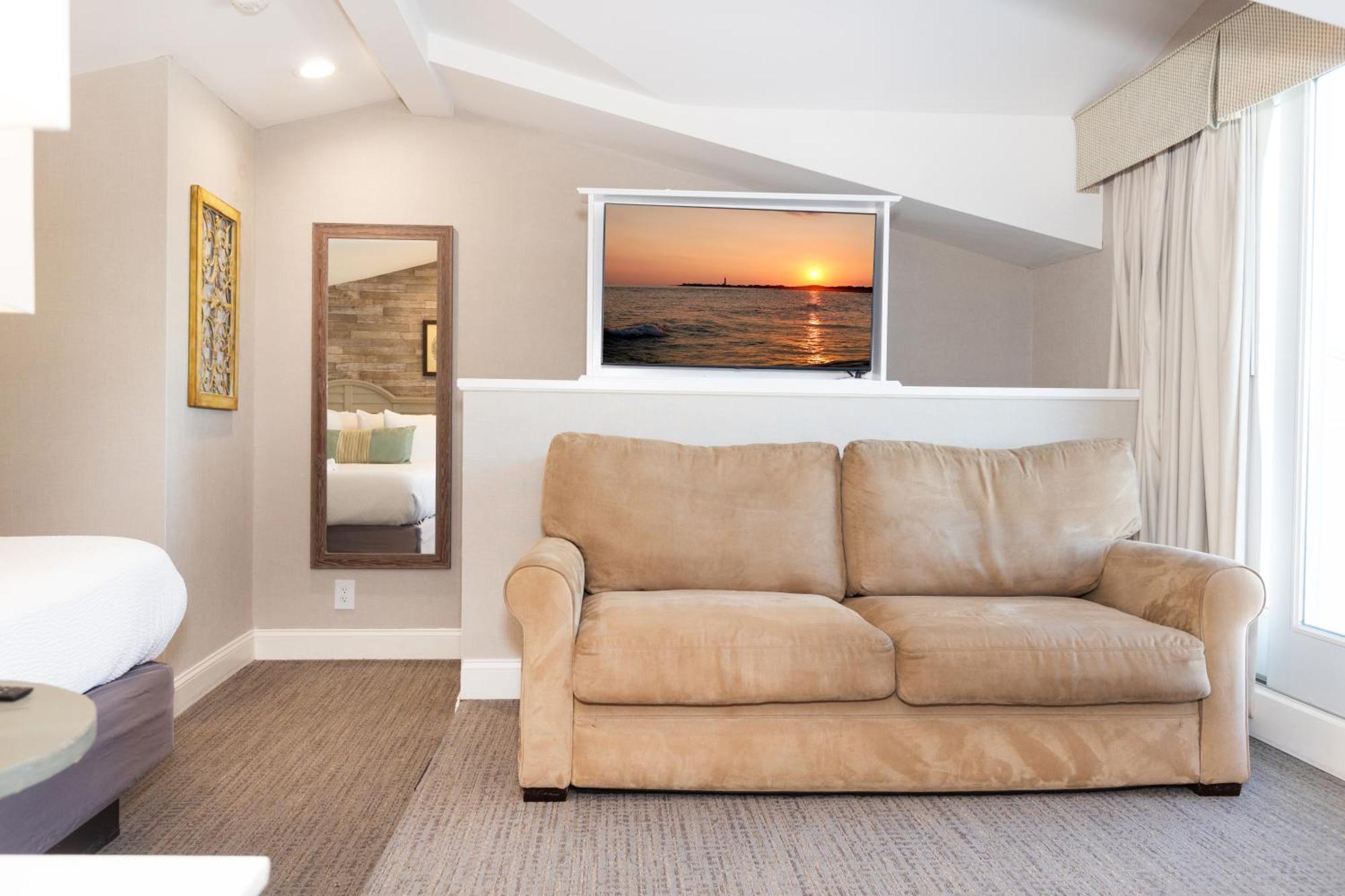 Bi-level Townhouse Suite Ocean & Pool Views
