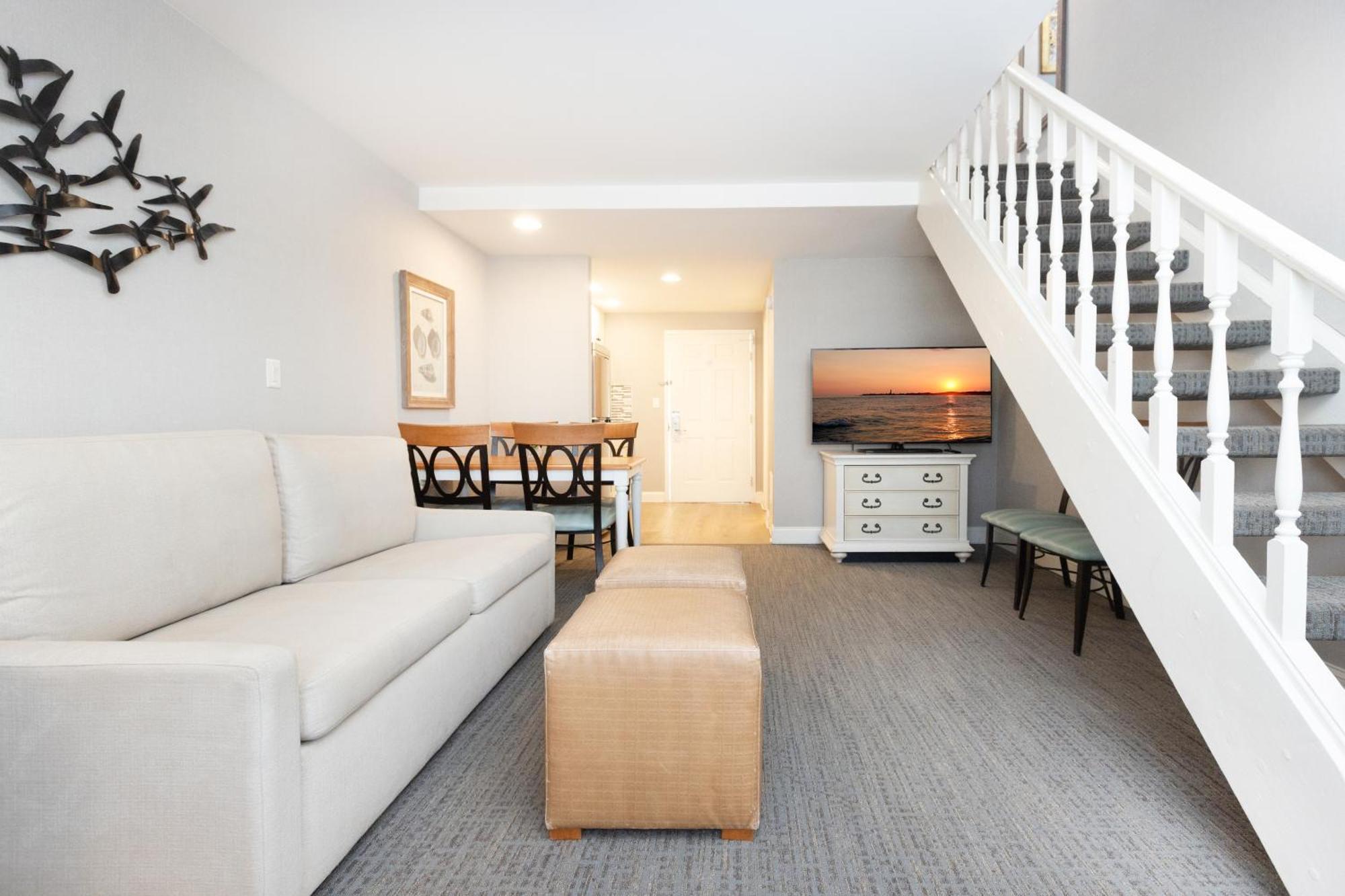 Bi-level Townhouse Suite Ocean & Pool Views