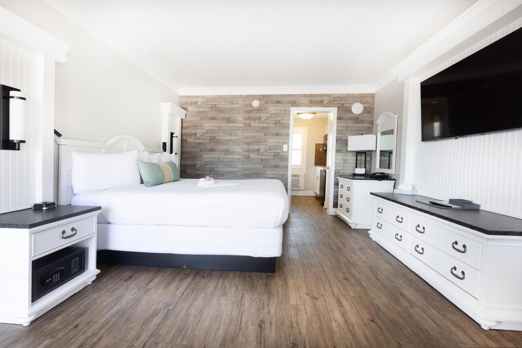 King Efficiency Pool View Exterior Entrance