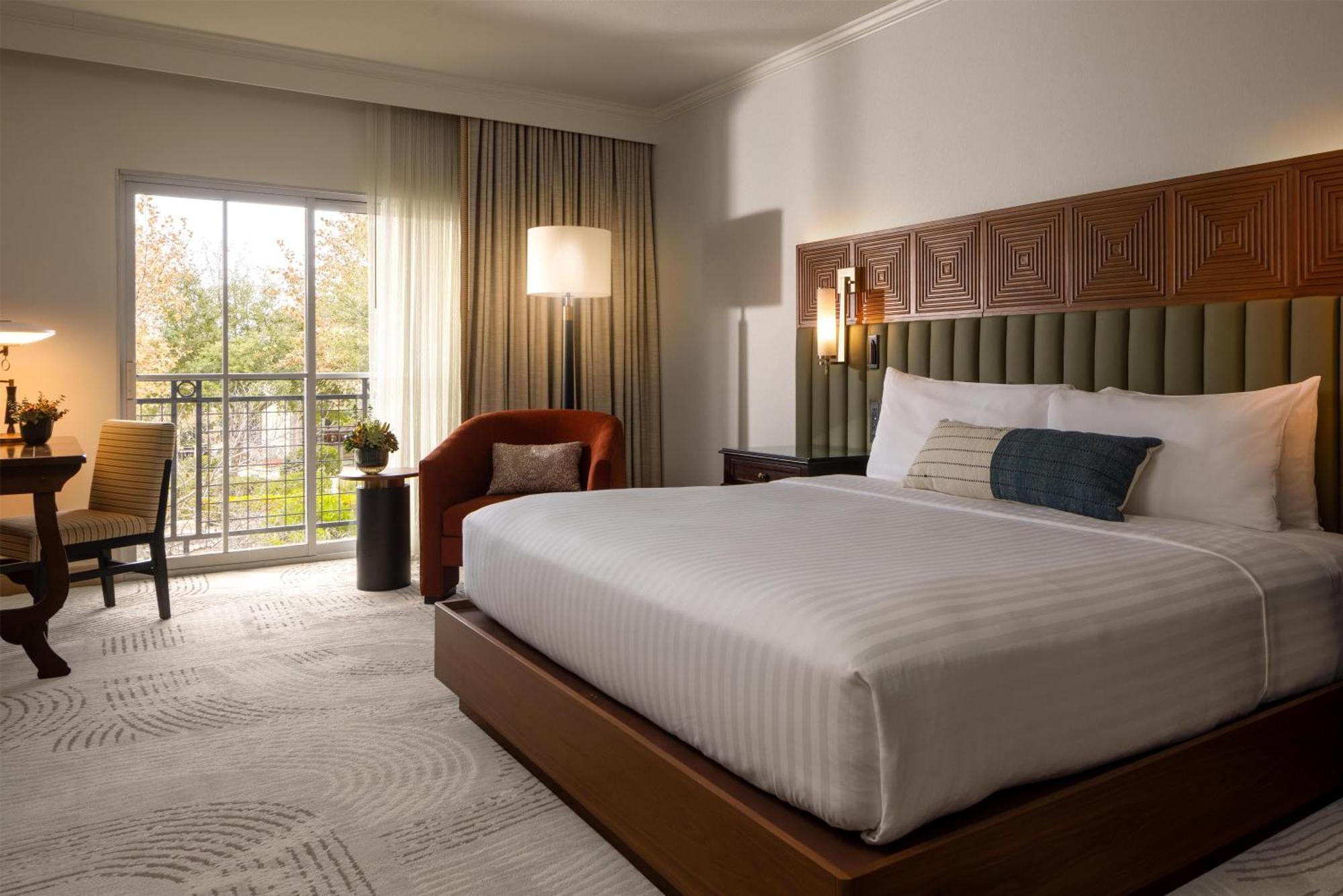 Deluxe King Room City View