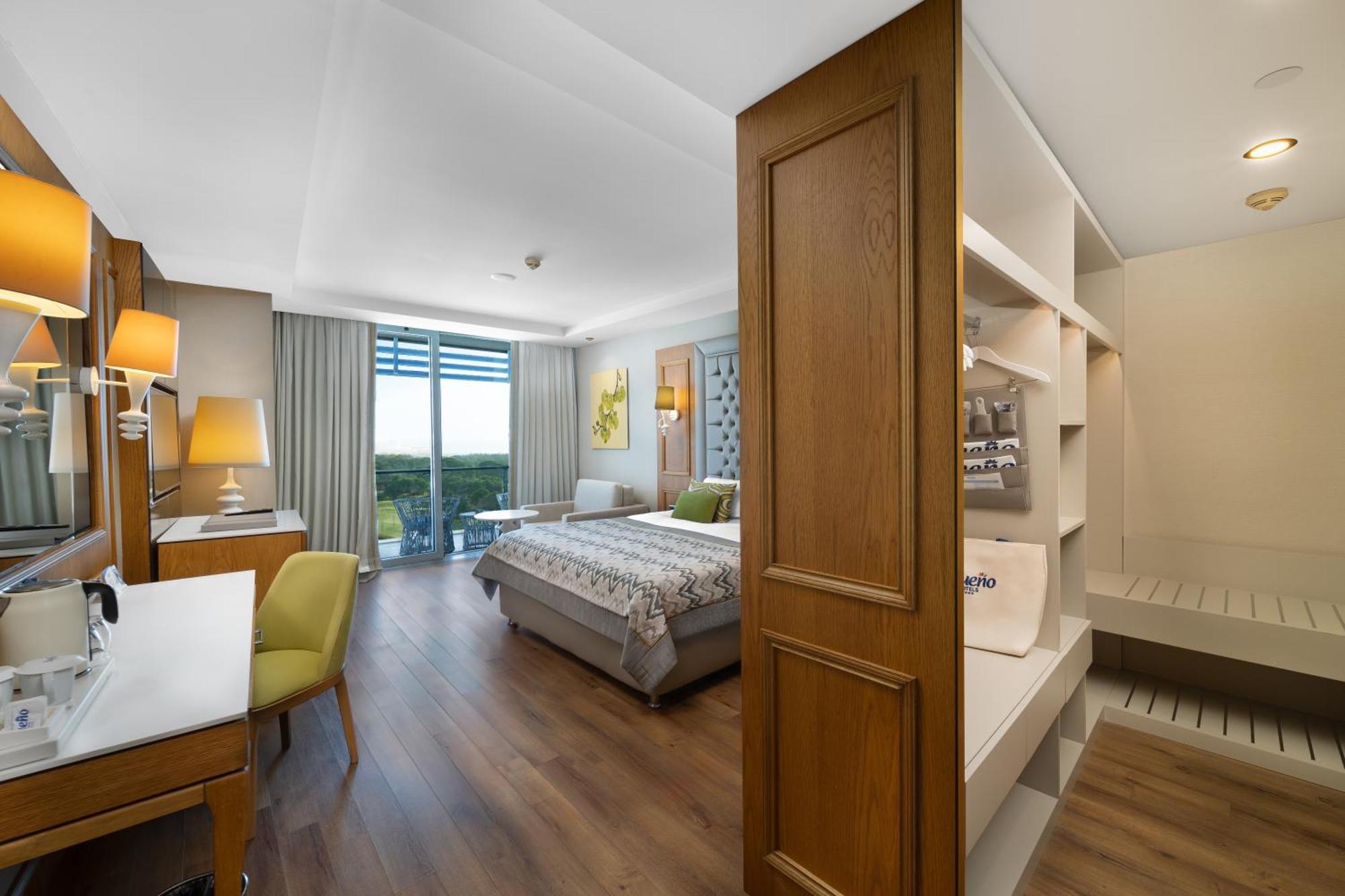 Apartament typu Deluxe Suite z widokiem na pole golfowe,