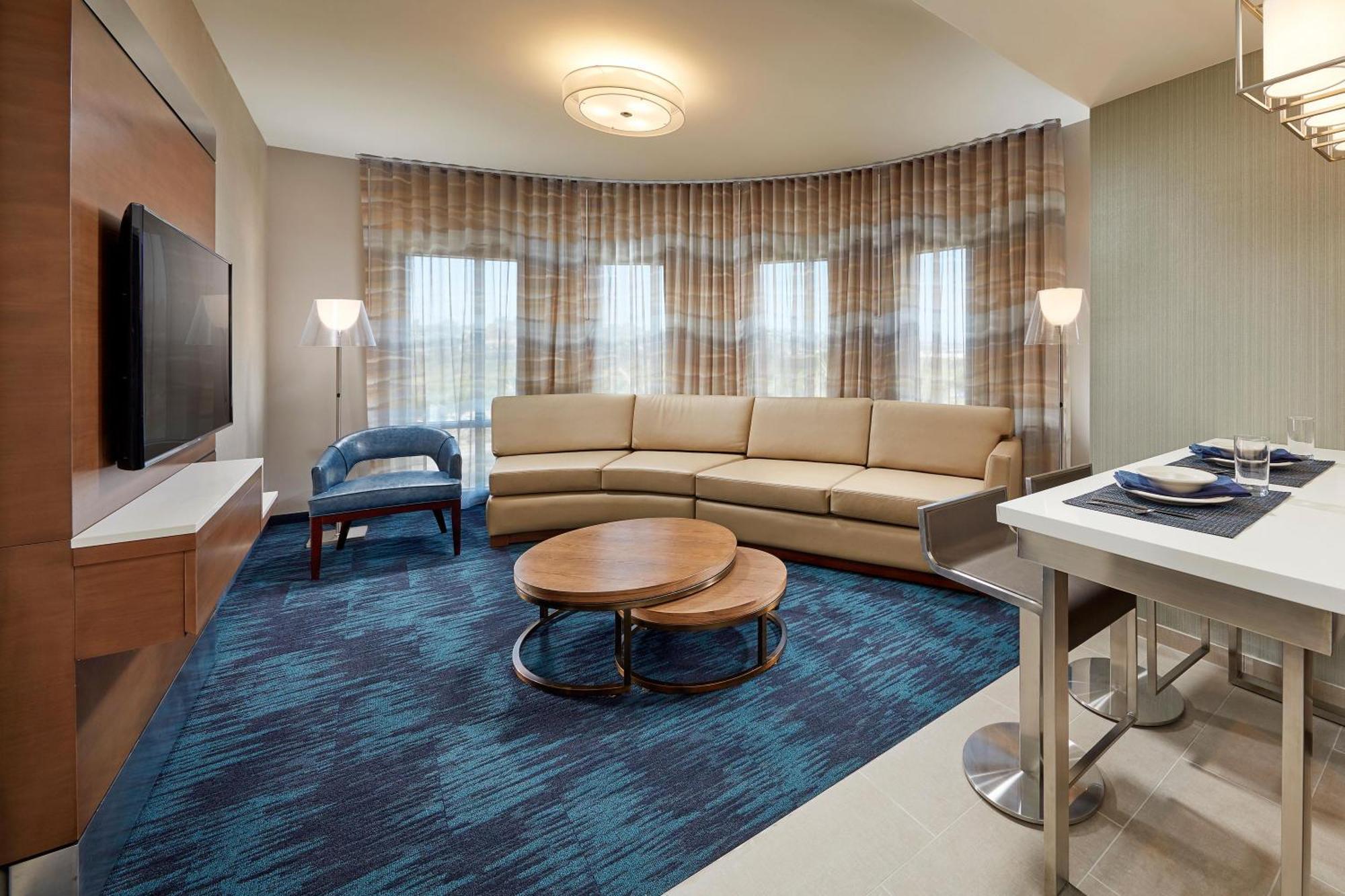 One-Bedroom Corner Queen Suite