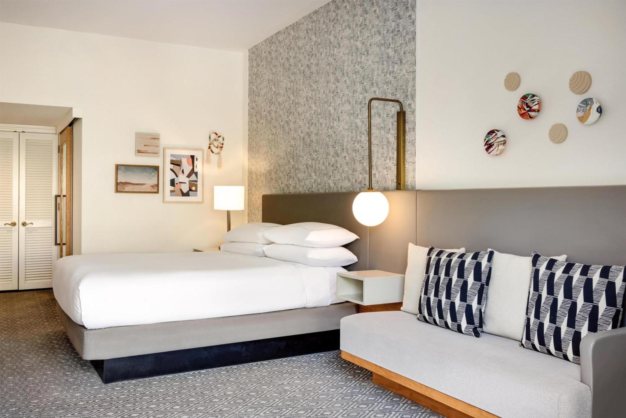 King Room Bath Tub Mobility Access