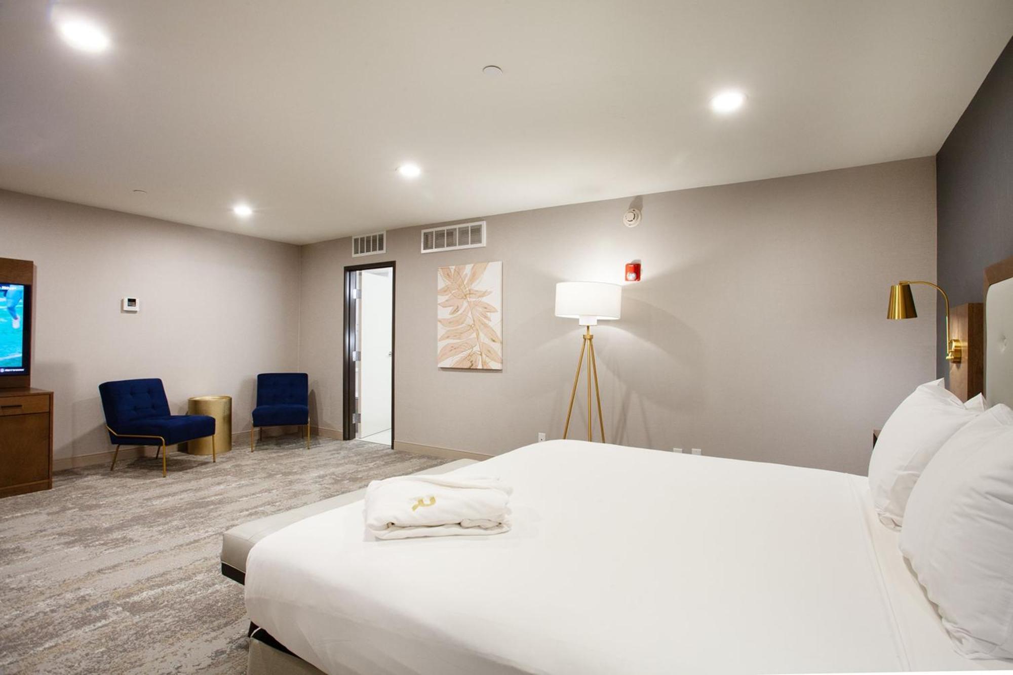 Two-Bedroom King Suite Two King Beds Sofa Bed Spa Bath Living Room Non-Smoking