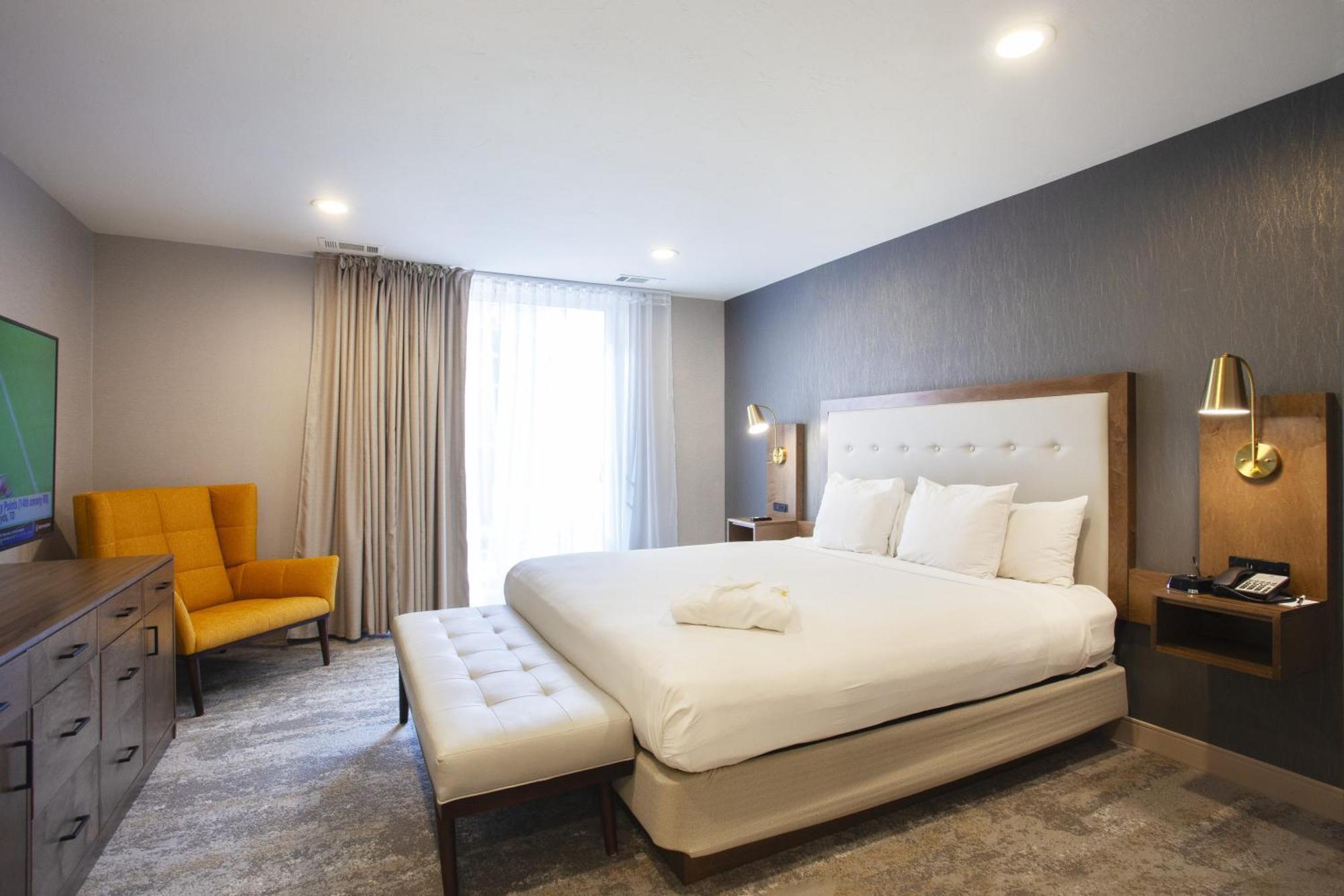 Two-Bedroom King Suite Two King Beds Sofa Bed Spa Bath Living Room Non-Smoking