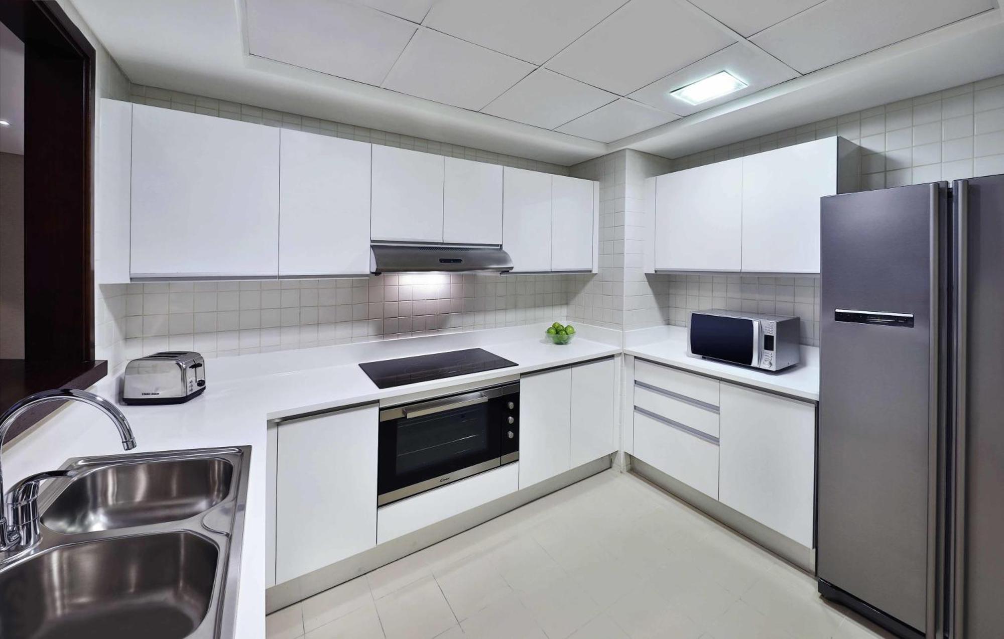 Apartament typu suite z 2 sypialniami i kuchnią – widok na koło obserwacyjne Dubai Eye