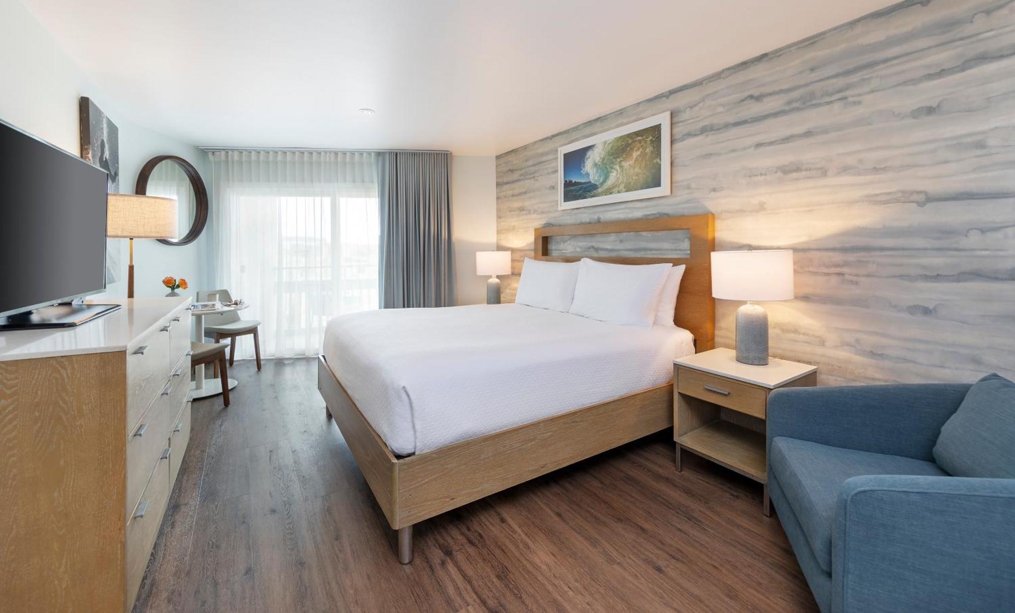 Partial Oceanview 1 King ADA Guestroom