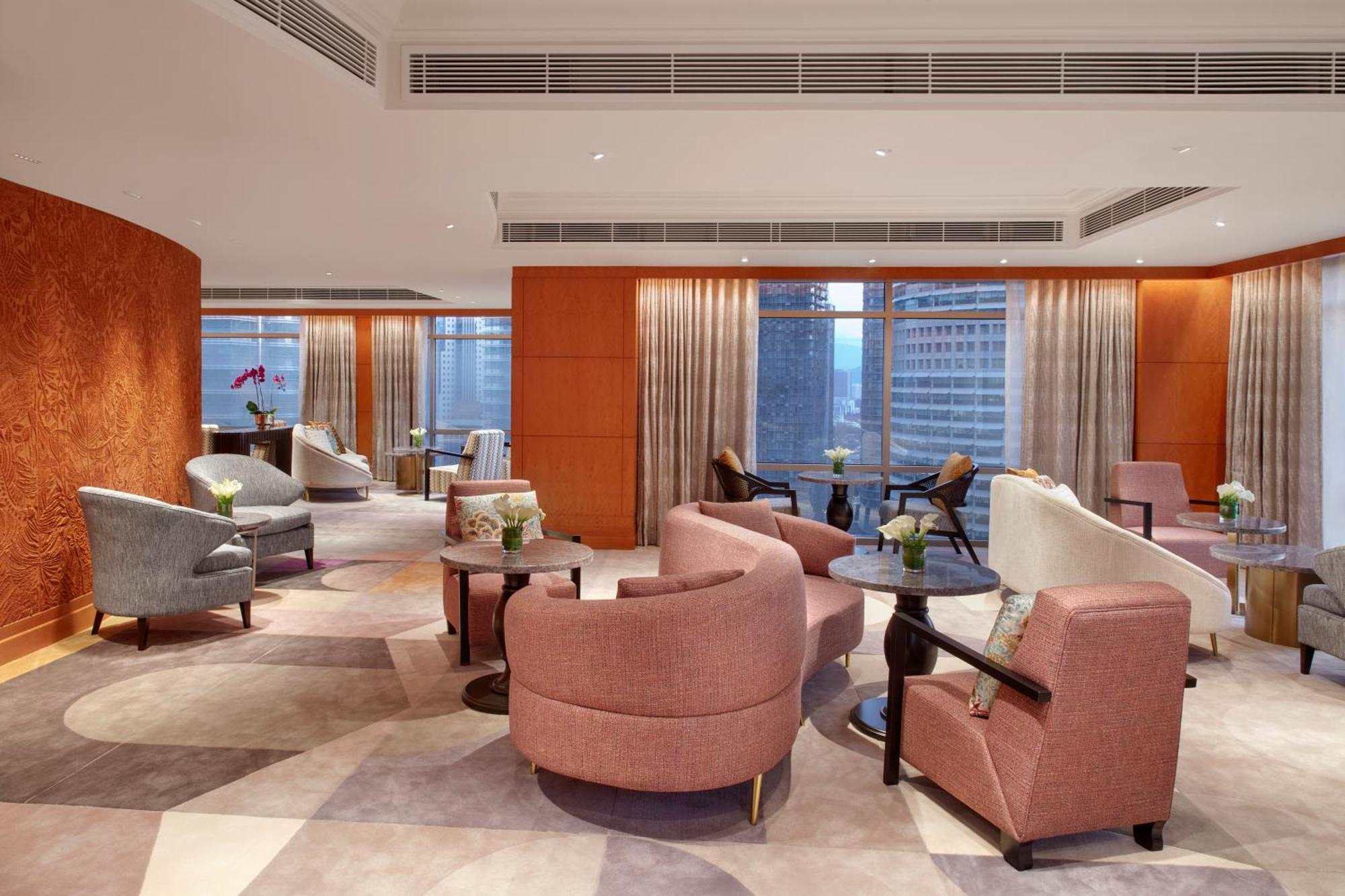 Twin Towers View Suite King Bed