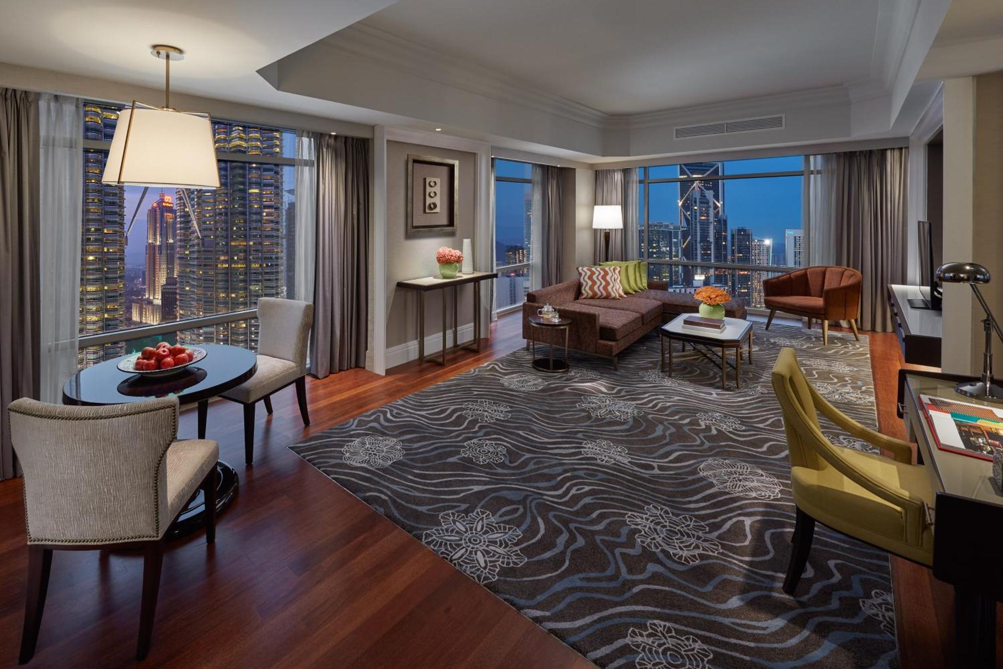 Twin Towers View Suite King Bed