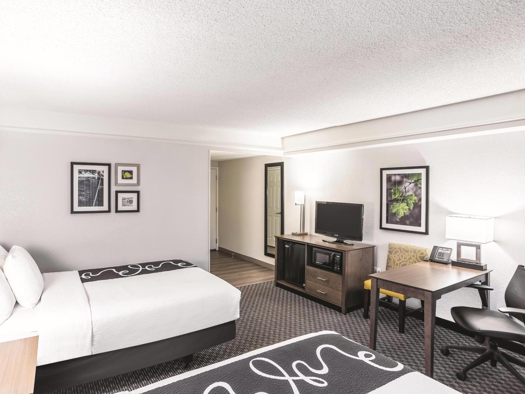 Queen Room Two Queen Beds Bath Tub Mobility Accessible or Non-Smoking