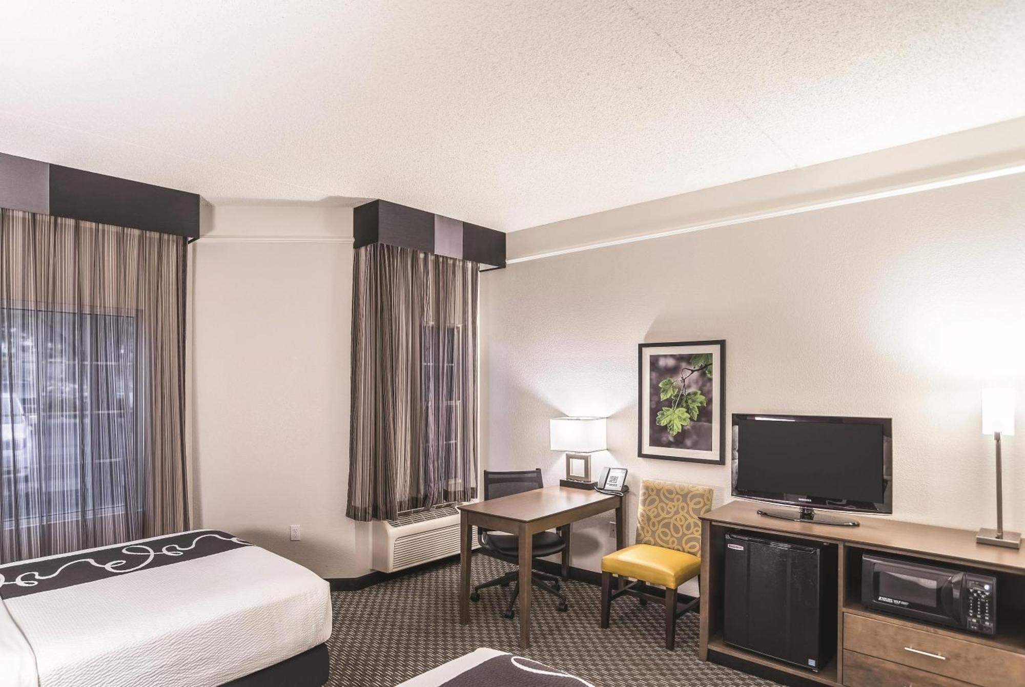 Queen Room Two Queen Beds Bath Tub Mobility Accessible or Non-Smoking