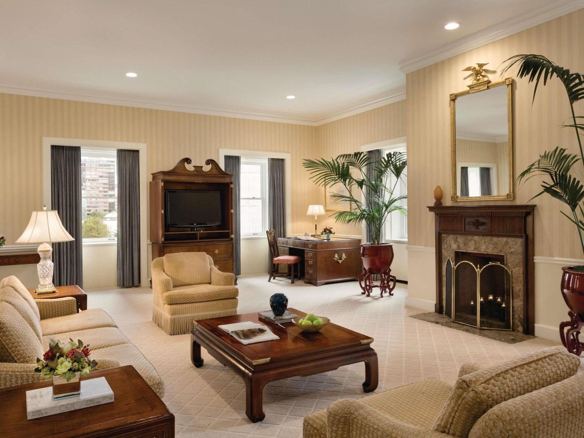 Cascade Presidential Suite One King Bed Two Bathrooms