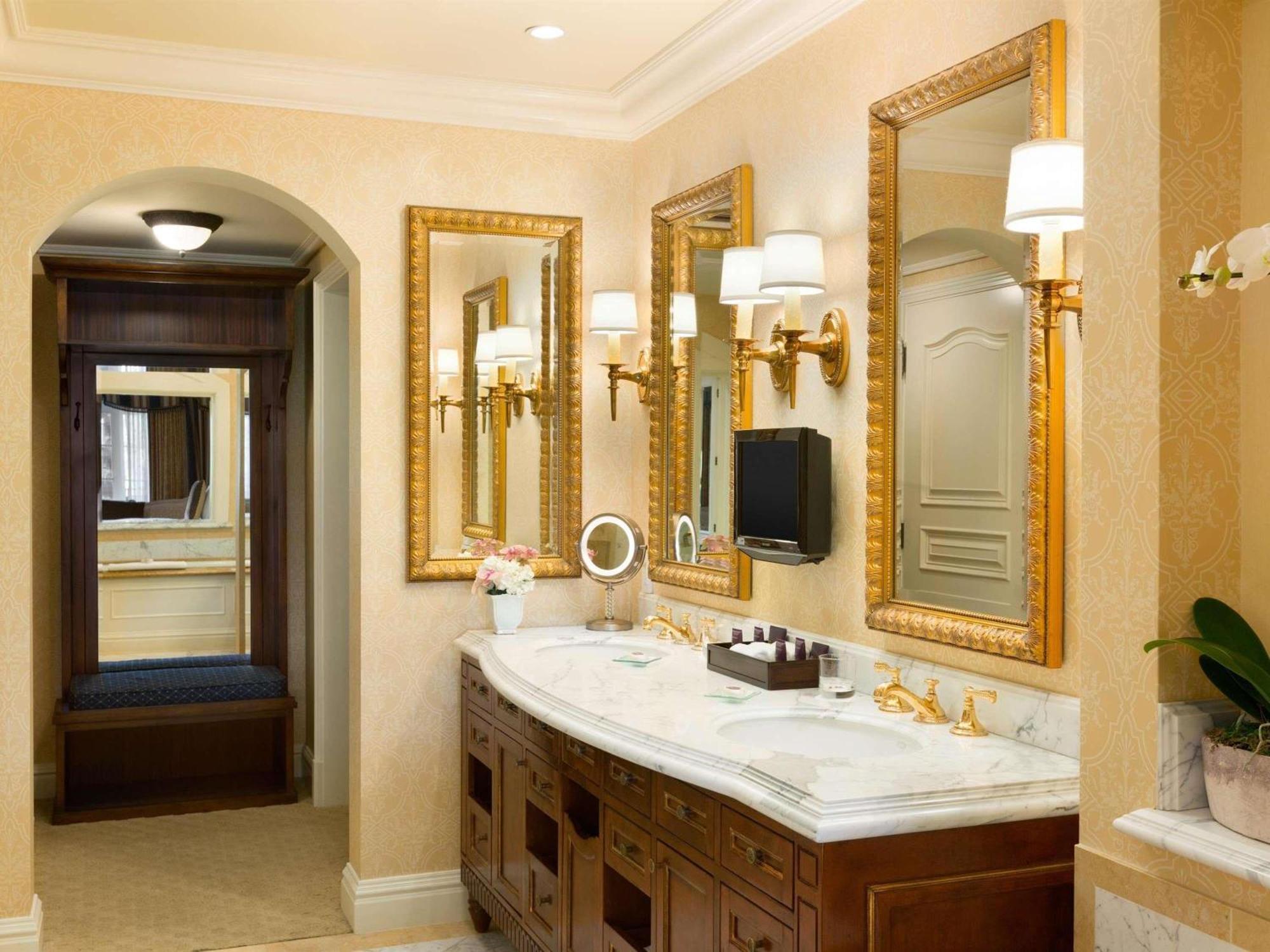 One-Bedroom Del Mar King Suite Fireside