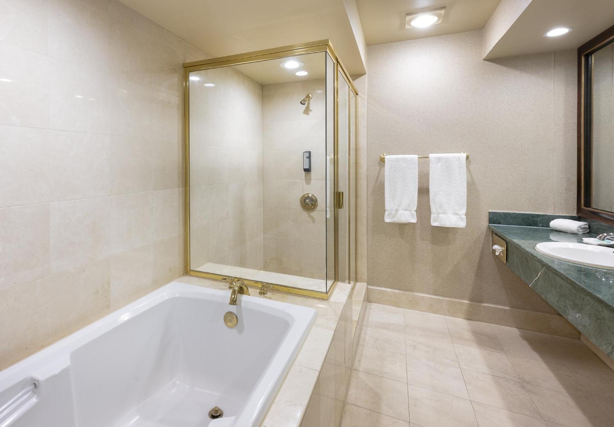 2 Queen Beds Suite