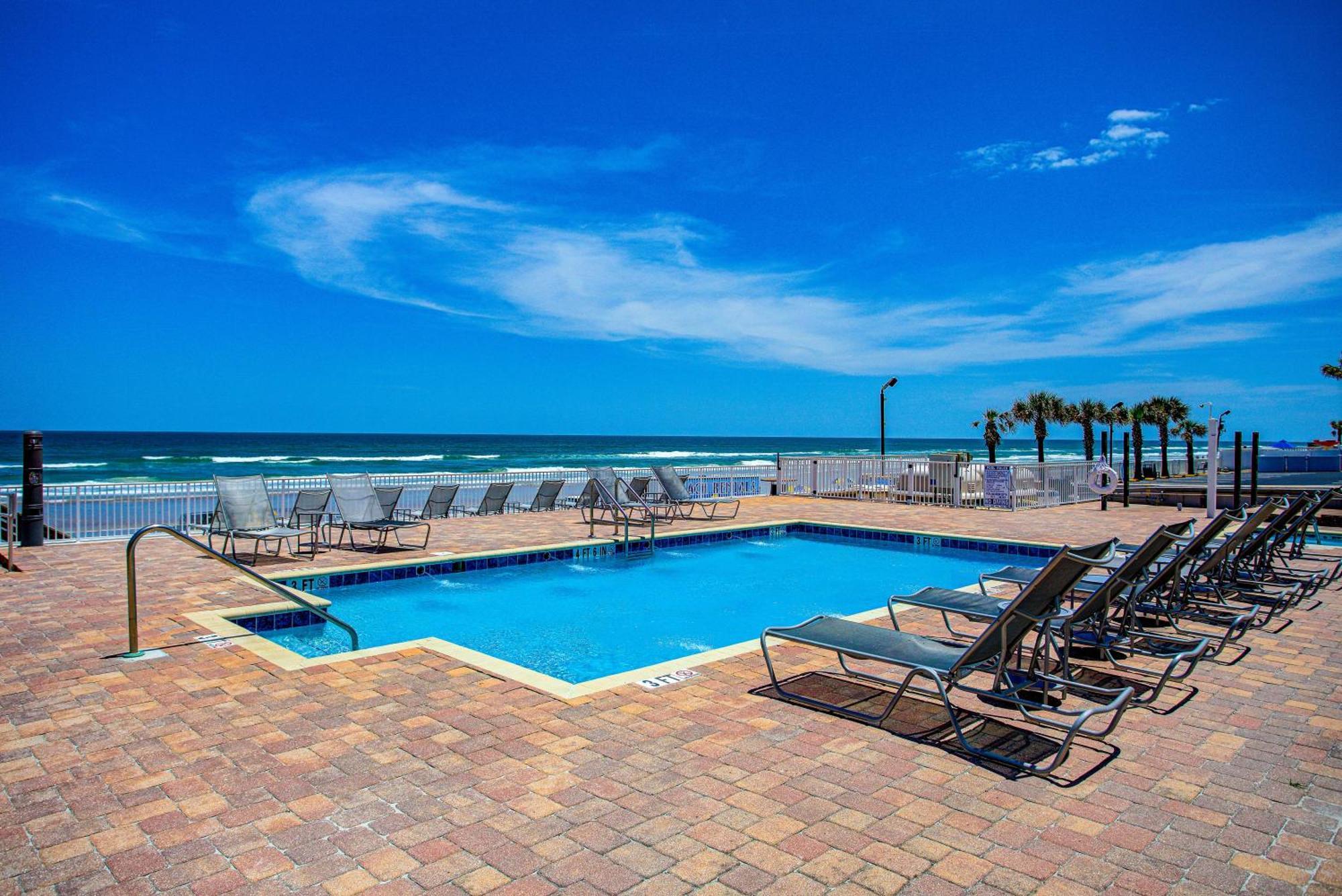 Deluxe Queen Room Patio Sea View
