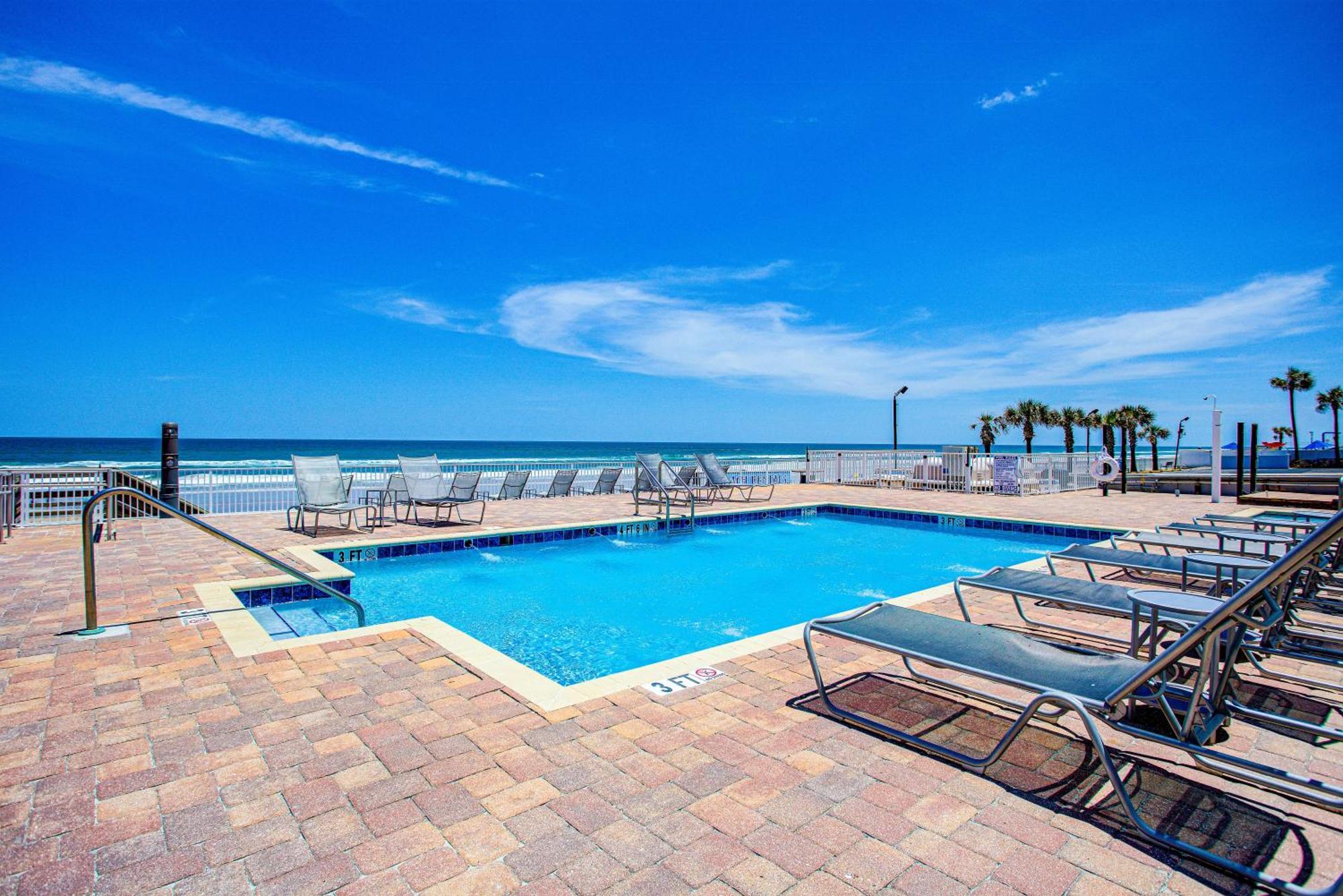 Deluxe Queen Room Patio Sea View