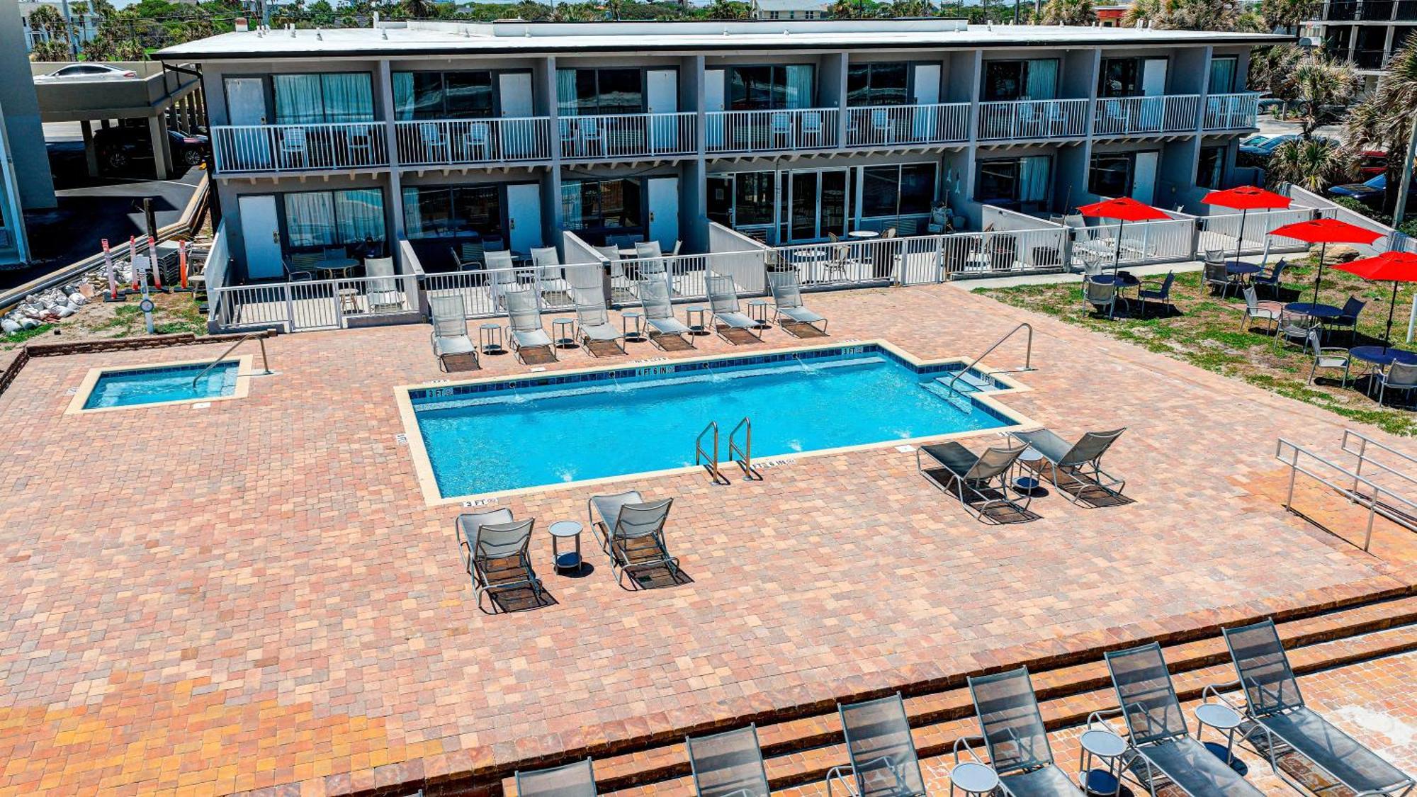 Deluxe Queen Room Patio Sea View