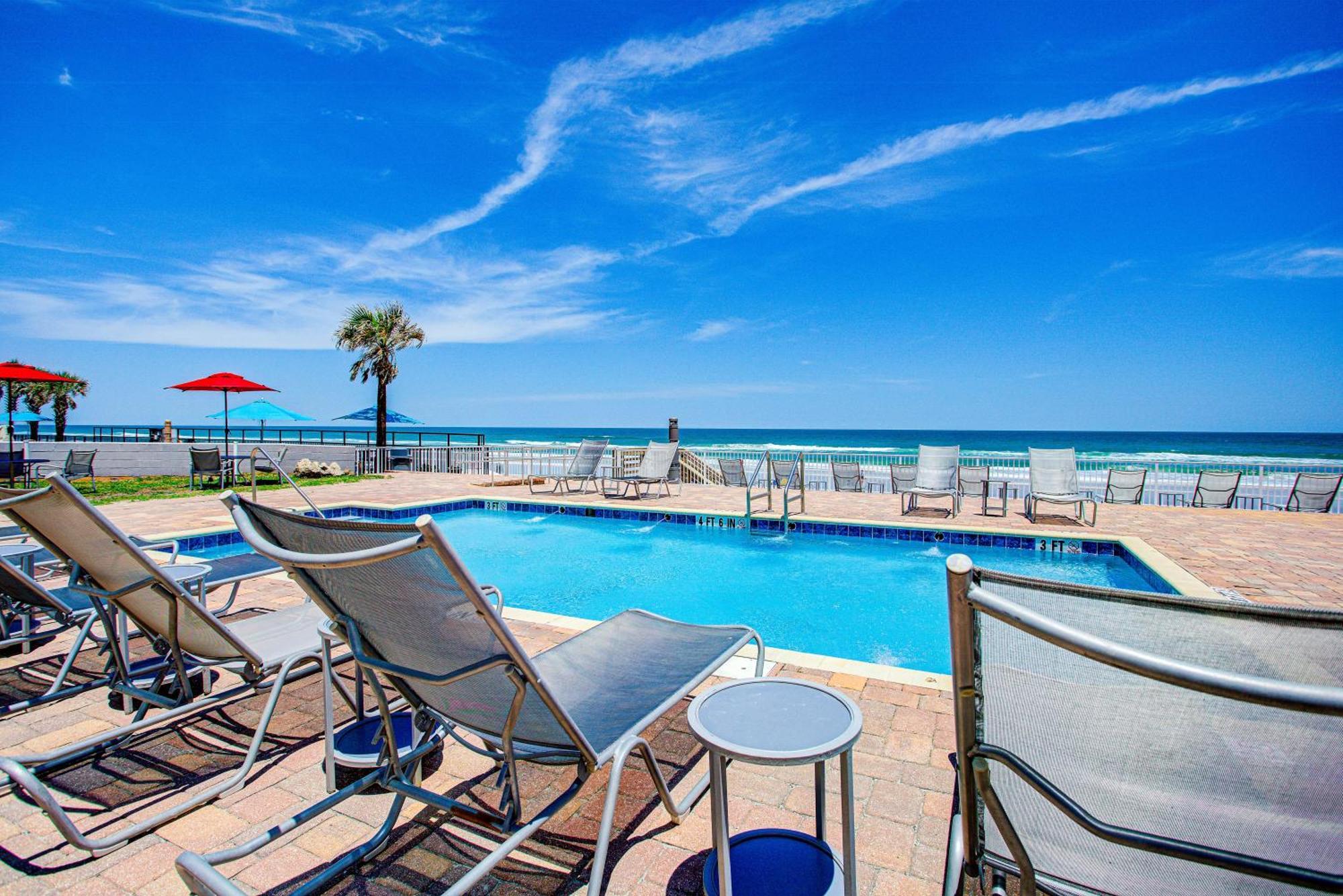 Deluxe Queen Room Patio Sea View