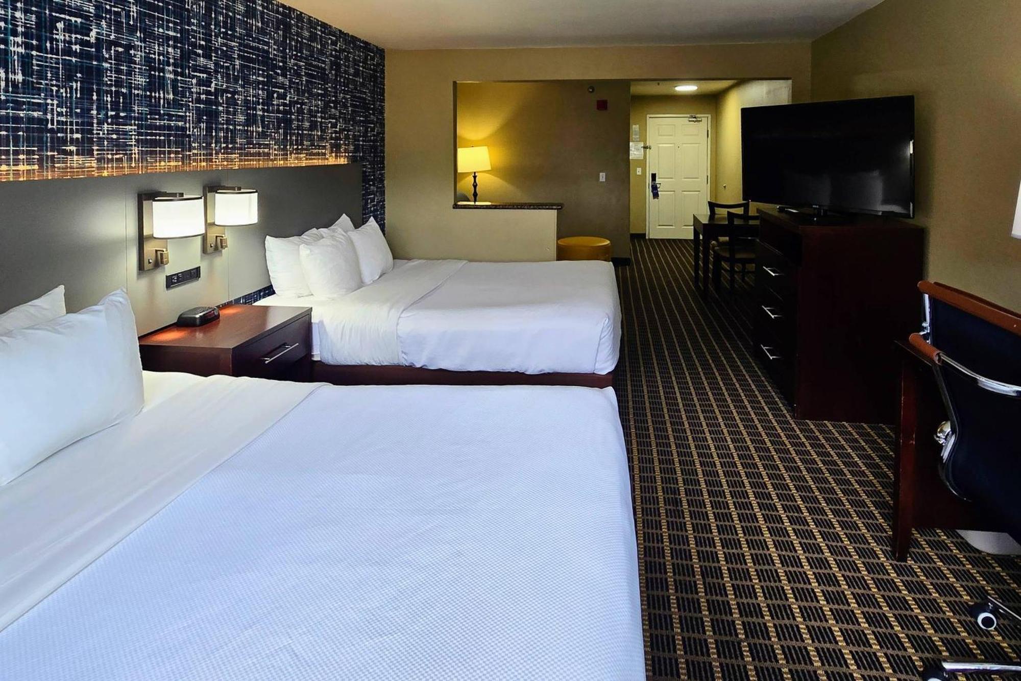 Queen Suite Two Queen Beds Mountain View Non-Smoking