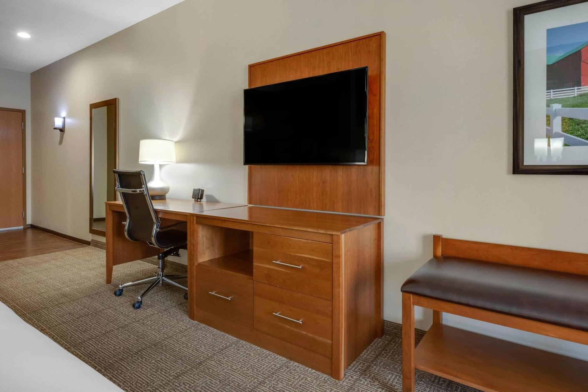 Queen Suite Two Queen Beds Non-Smoking or Upper floor