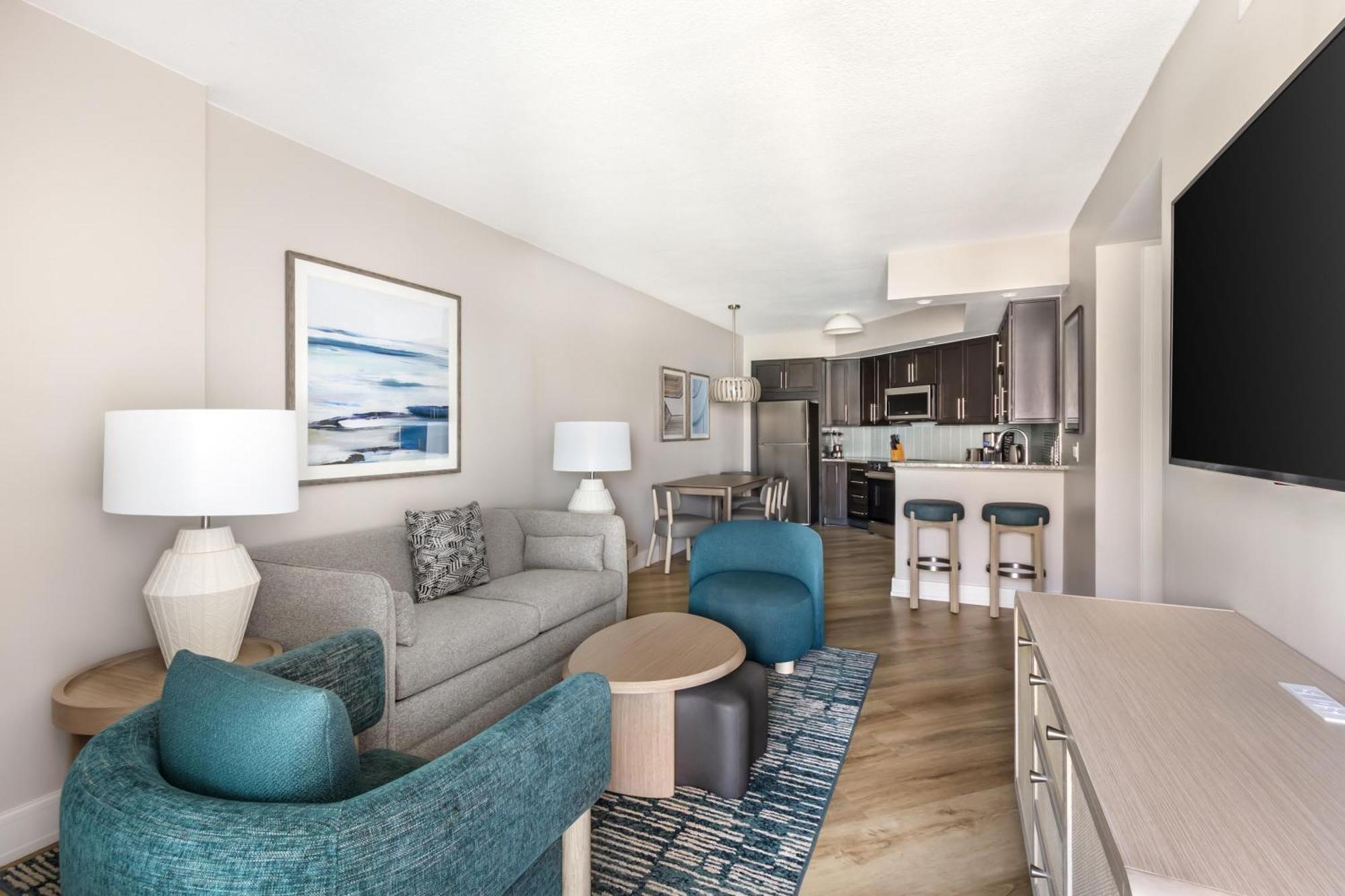 Two-Bedroom Suite King Bed Queen Bed Ocean View Roll Shower Mobility Access