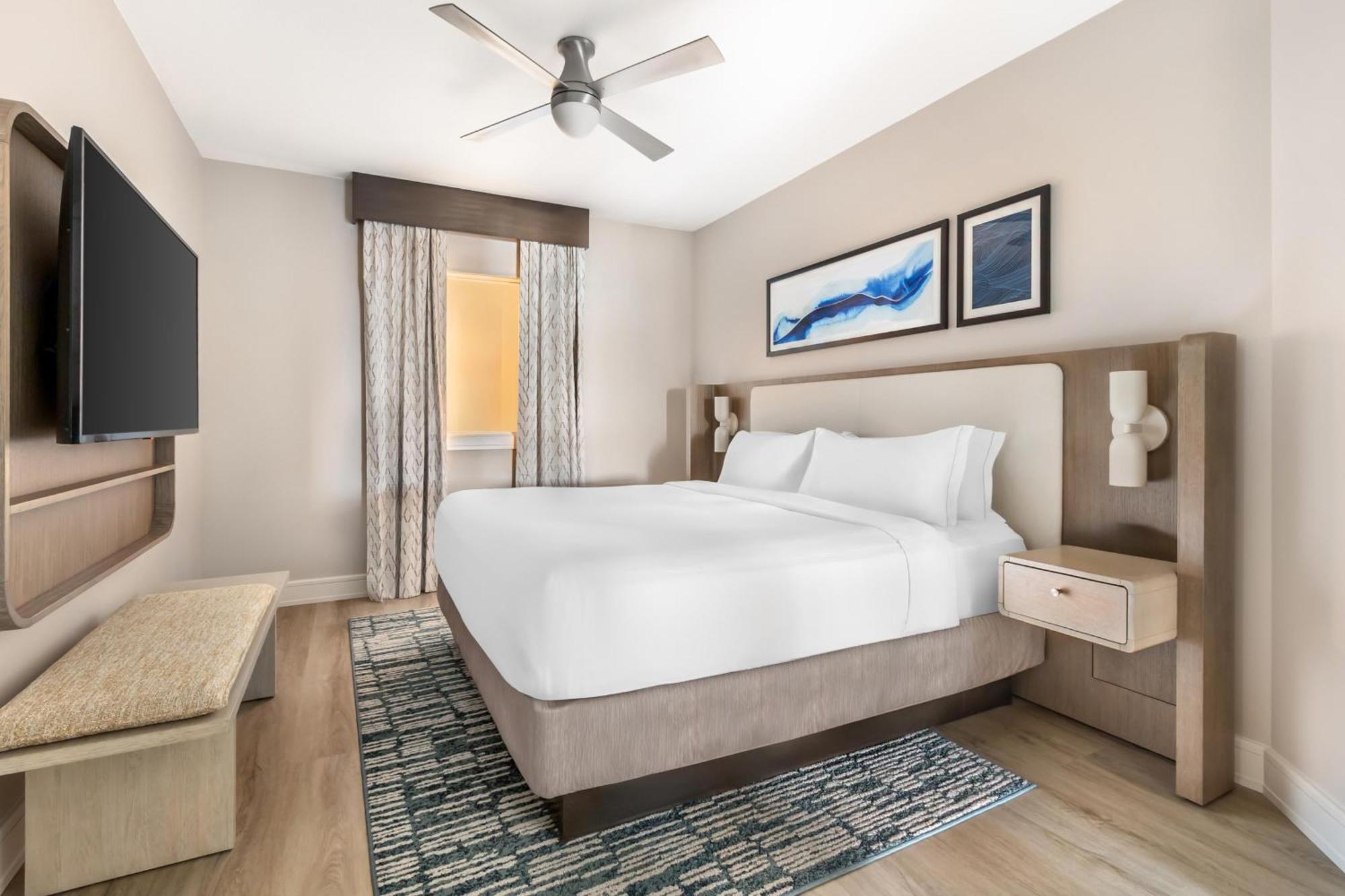 One-Bedroom Oceanfront King Suite Roll Shower Mobility Access